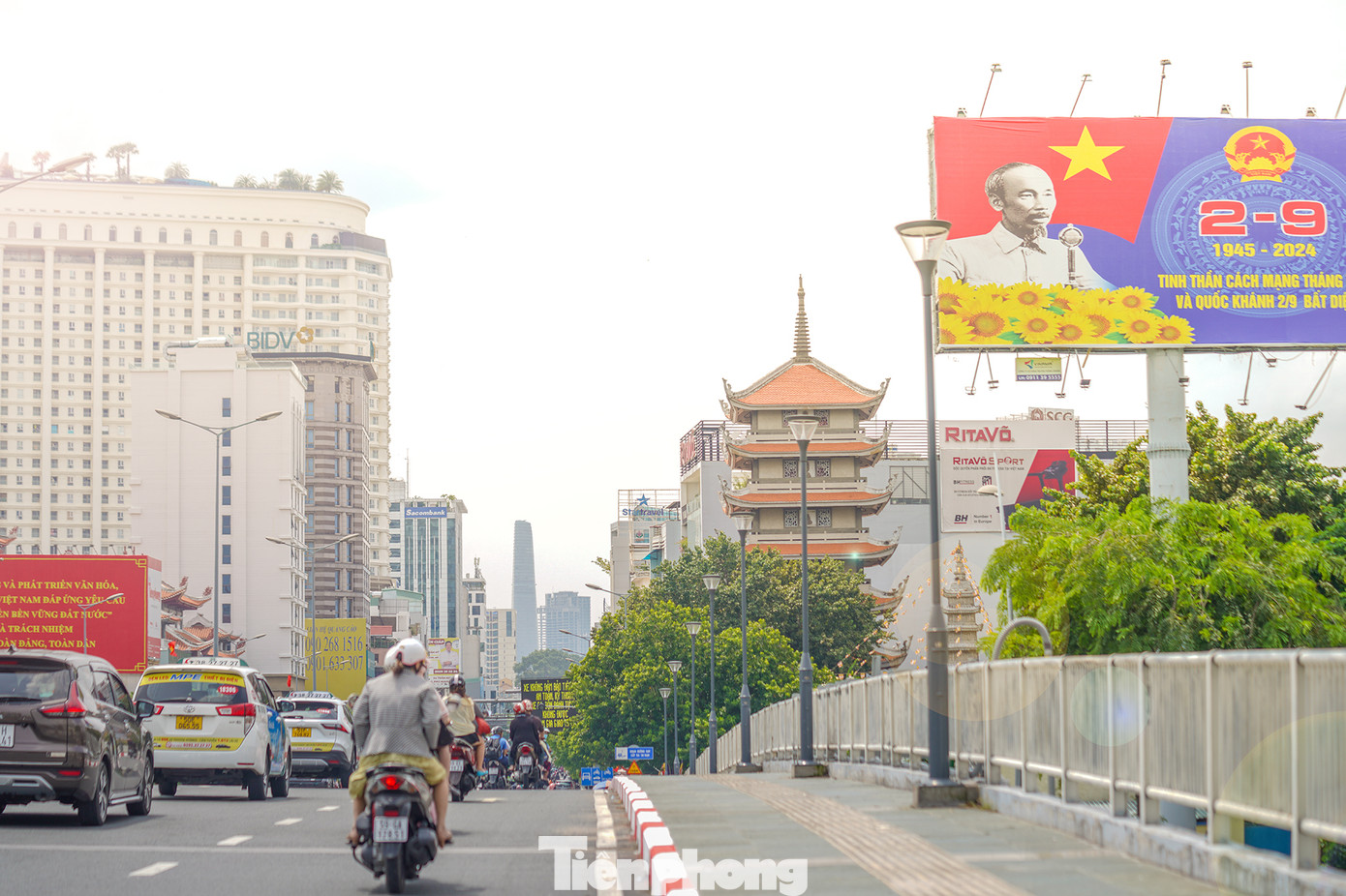 Trên cầu Công Lý (quận 3), một pano ngoài trời nổi bật chào mừng Quốc khánh 2/9. Theo Cục An toàn lao động Bộ Lao động – Thương binh và Xã hội, dịp lễ Quốc khánh 2/9 năm nay, cán bộ, công chức, viên chức, người lao động được nghỉ 4 ngày liên tiếp từ thứ Bảy (ngày 31/8) đến hết thứ Ba (ngày 3/9). Trên cầu Công Lý (quận 3), một pano ngoài trời nổi bật chào mừng Quốc khánh 2/9. Theo Cục An toàn lao động Bộ Lao động – Thương binh và Xã hội, dịp lễ Quốc khánh 2/9 năm nay, cán bộ, công chức, viên chức, người lao động được nghỉ 4 ngày liên tiếp từ thứ Bảy (ngày 31/8) đến hết thứ Ba (ngày 3/9).