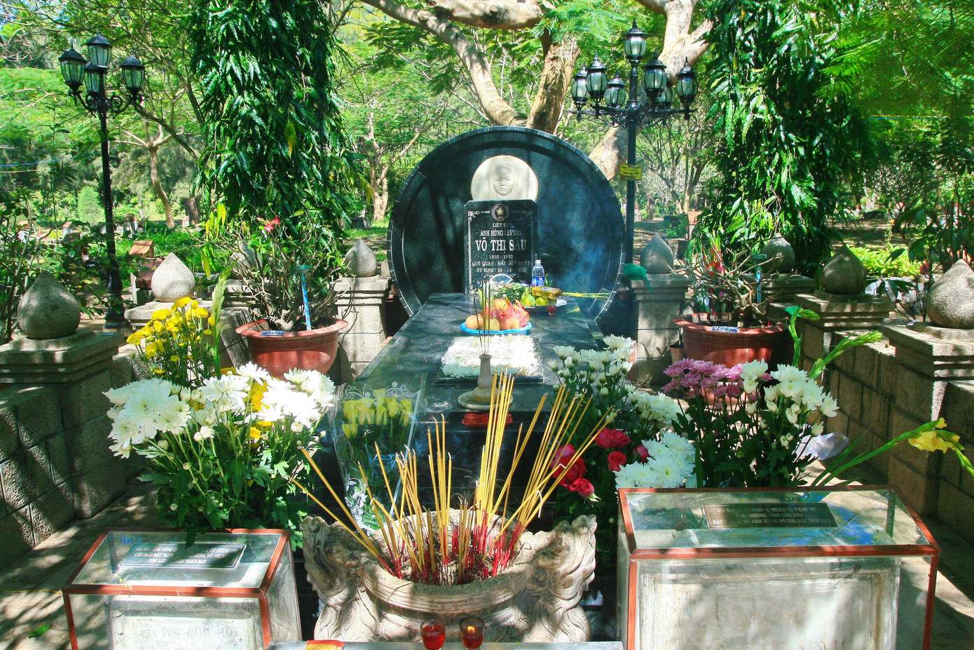 Mộ của anh hùng dân tộc Võ Thị Sáu. Mộ của anh hùng dân tộc Võ Thị Sáu.