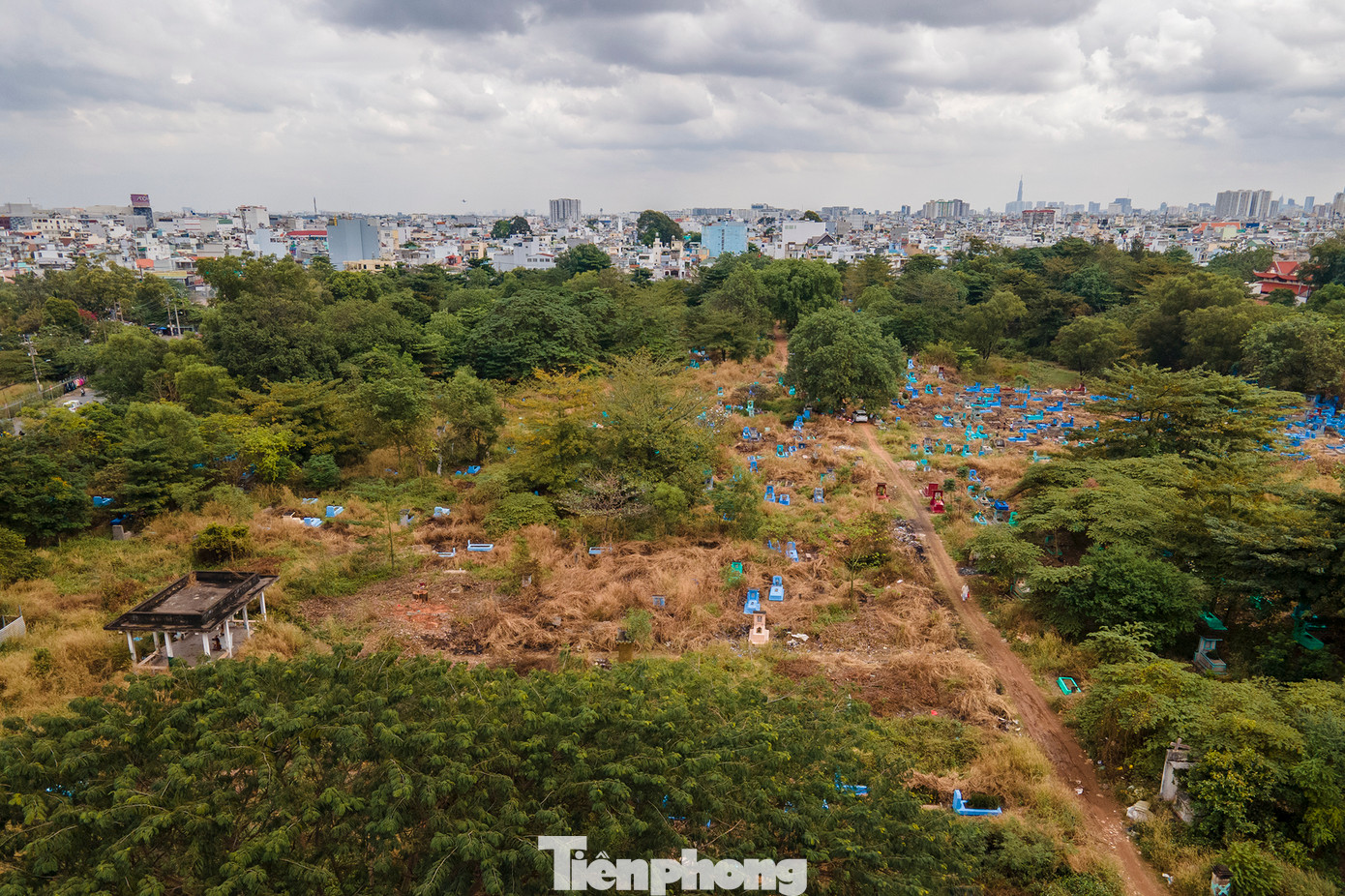 Đến nay, thân nhân các mộ ở nhiều tỉnh, thành trong cả nước, một số người đã di cư sang nước ngoài nên công tác tìm kiếm các thân nhân gặp nhiều khó khăn dẫn đến thời gian thực hiện bị kéo dài.