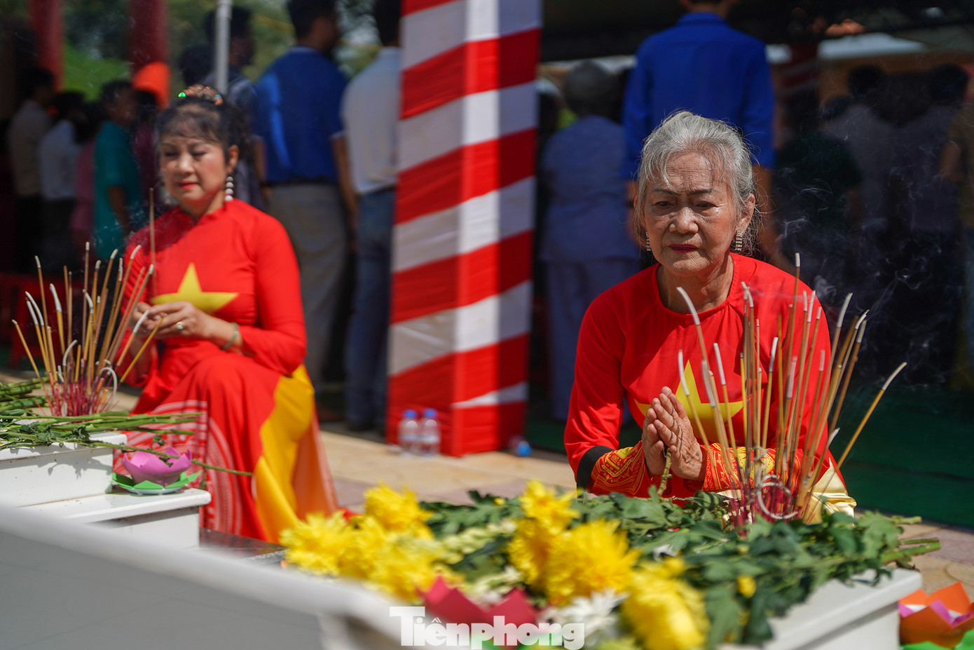 Các chiến sĩ năm xưa đi qua cuộc chiến quay về với nhiều ký ức, bồi hồi bên mộ gió của đồng đội.