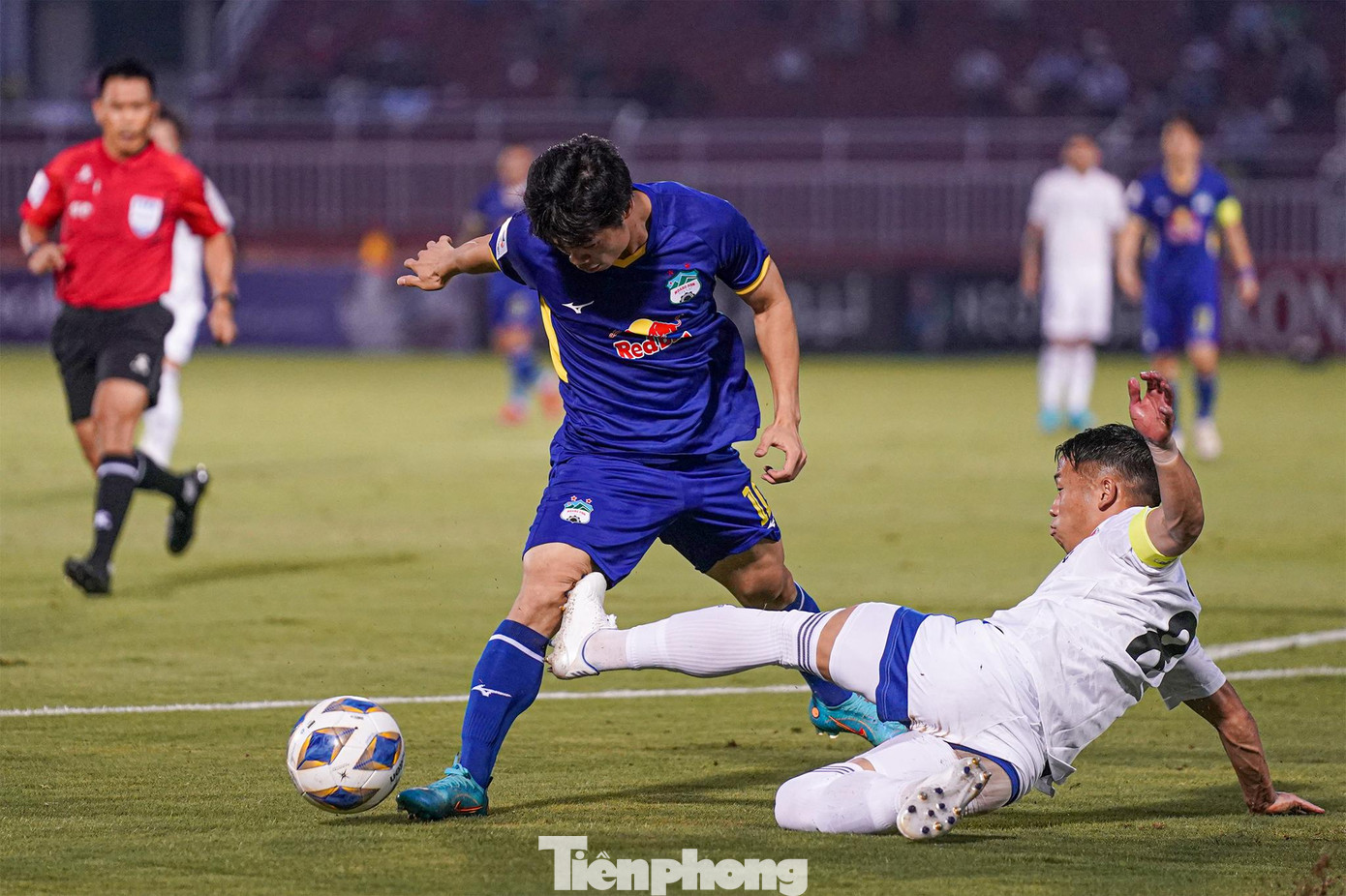 Công Phượng đá phạt góc, trong nỗ lực theo kèm Mauricio Barbosa, tiền vệ Takuya Kida đánh đầu phản lưới nhà. Bàn thắng thắp lên hy vọng cho đội chủ nhà. Tuy vậy, Yokohama F.Marinos thi đấu tập trung và làm chủ thế trận.