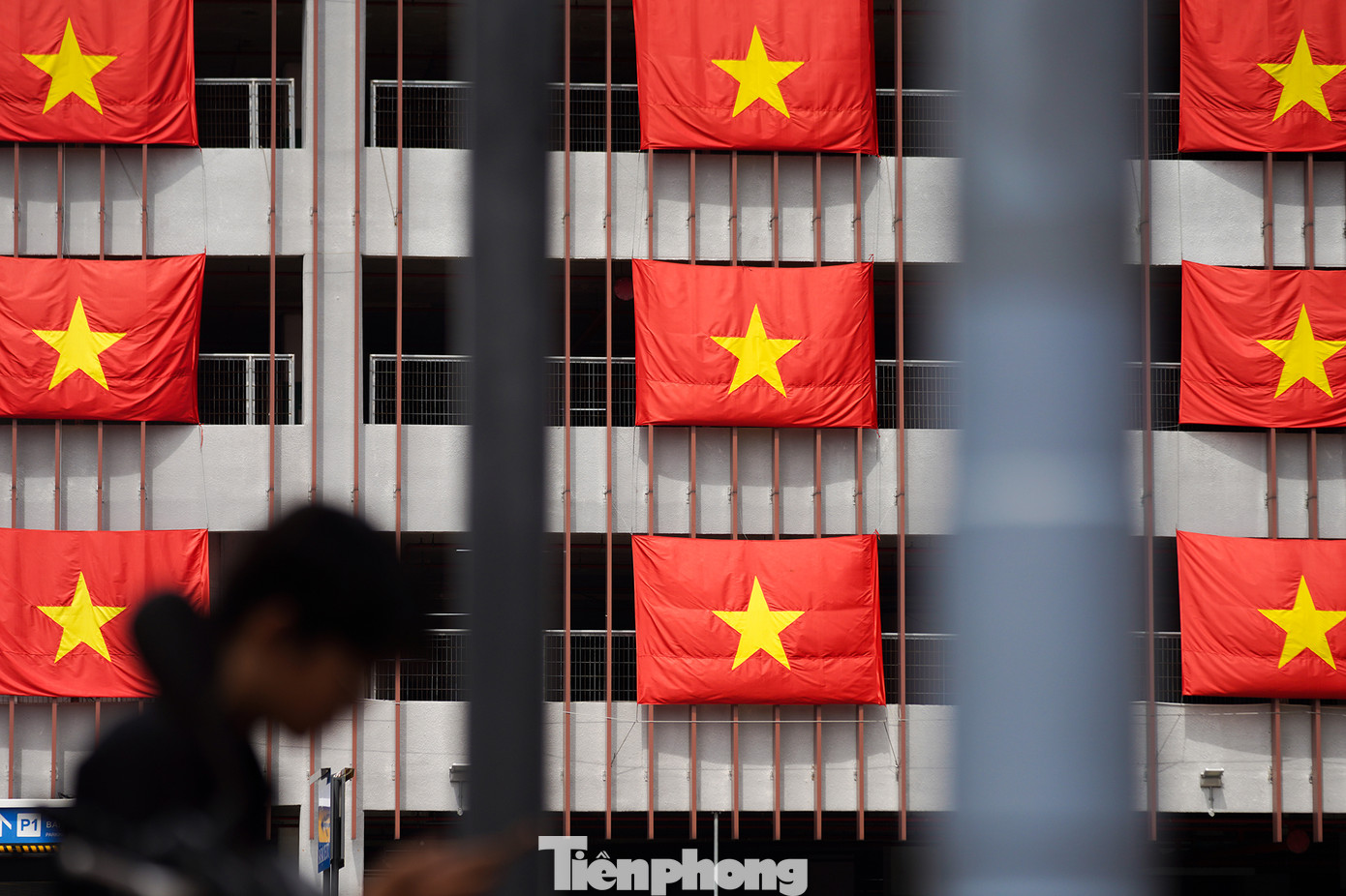 Trên trục đường Tân Thắng (quận Tân Phú), một khu cao ốc văn phòng thuộc siêu thị Aeon gây chú ý bởi quốc kỳ treo dọc các tầng thẳng tắp. Trên trục đường Tân Thắng (quận Tân Phú), một khu cao ốc văn phòng thuộc siêu thị Aeon gây chú ý bởi quốc kỳ treo dọc các tầng thẳng tắp.