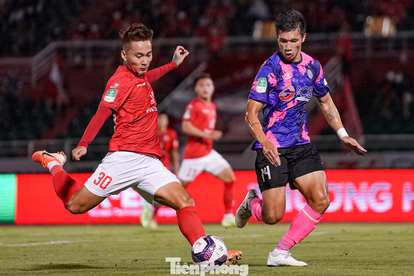 Chiều ngày 8/4, hai trong số 13 cầu thủ đình công "quay xe" chấp nhận phương án của CLB và trở lại tập luyện là Phạm Văn Cường và Hồ Tuấn Tài (số 30). Các cầu thủ còn lại được lãnh đạo đội bóng hẹn làm việc riêng với luật sư sau trận đấu vòng 1/8 Cup Quốc gia để tìm phương án giải quyết. Tuy nhiên, đến tối 10/4, 10 cầu thủ chờ giải quyết không được đăng kí thi đấu. Chiều ngày 8/4, hai trong số 13 cầu thủ đình công "quay xe" chấp nhận phương án của CLB và trở lại tập luyện là Phạm Văn Cường và Hồ Tuấn Tài (số 30). Các cầu thủ còn lại được lãnh đạo đội bóng hẹn làm việc riêng với luật sư sau trận đấu vòng 1/8 Cup Quốc gia để tìm phương án giải quyết. Tuy nhiên, đến tối 10/4, 10 cầu thủ chờ giải quyết không được đăng kí thi đấu.