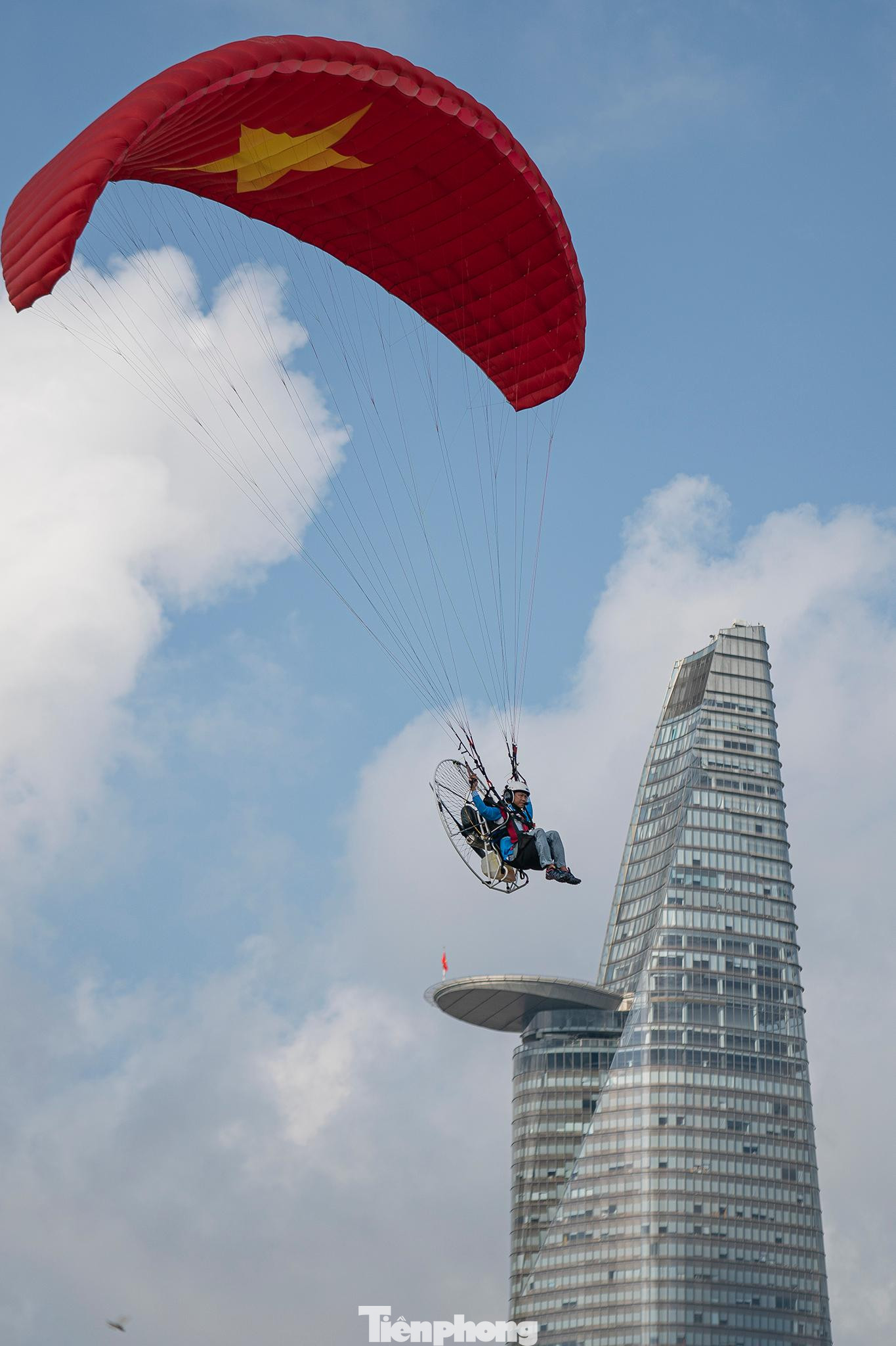 Song song với hoạt động thả khinh khí cầu, TPHCM còn diễn ra các hoạt động thể thao dưới nước và dù lượn.