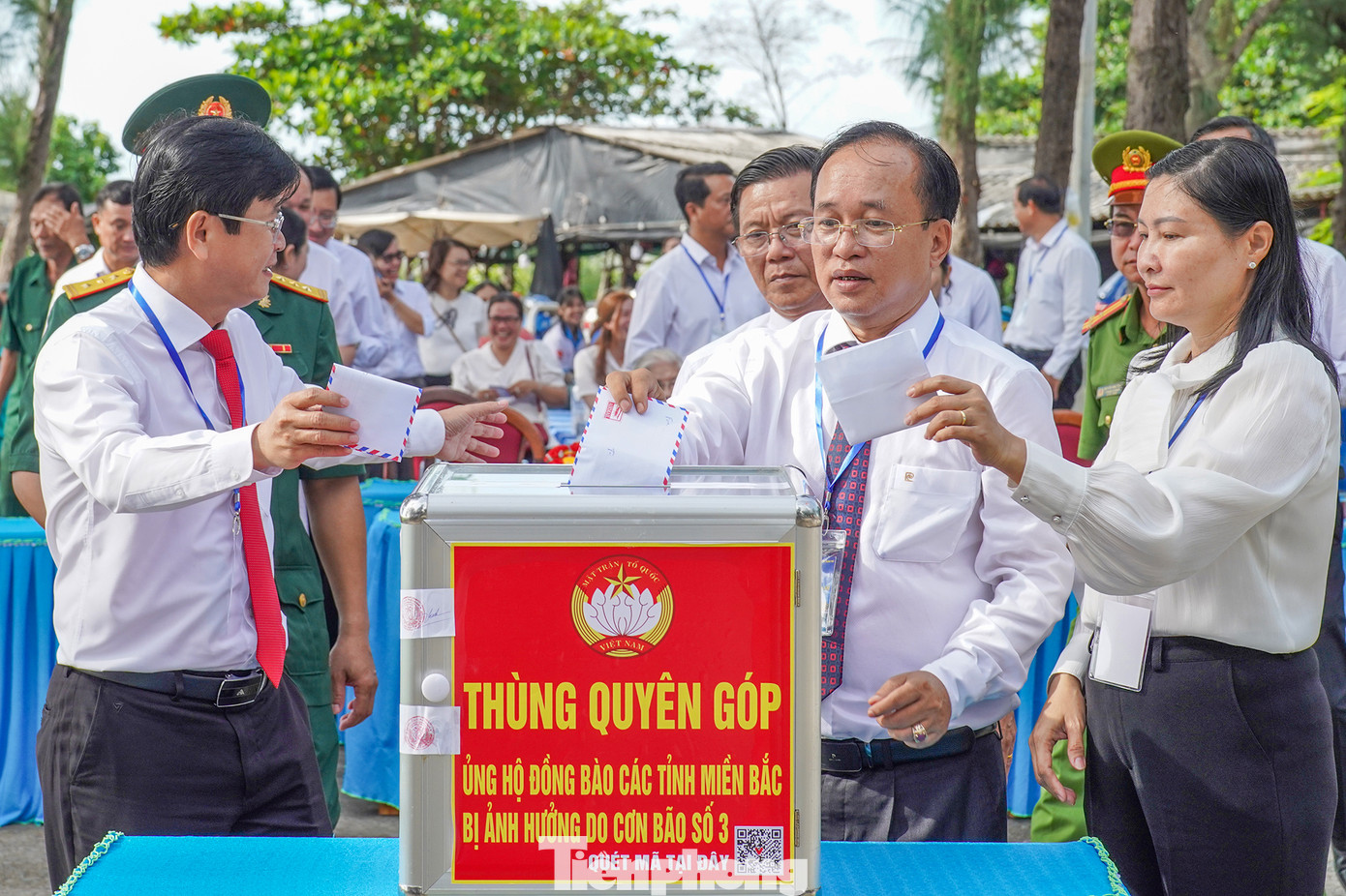 Ông Nguyễn Phước Hưng (thứ hai từ phải sang) - Bí thư Huyện ủy Cần Giờ, Trưởng ban chỉ đạo Lễ hội Nghinh Ông Cần Giờ 2024 - phát động quyên góp ủng hộ đồng bào các tỉnh miền Bắc bị ảnh hưởng bởi cơn bão YAGI.