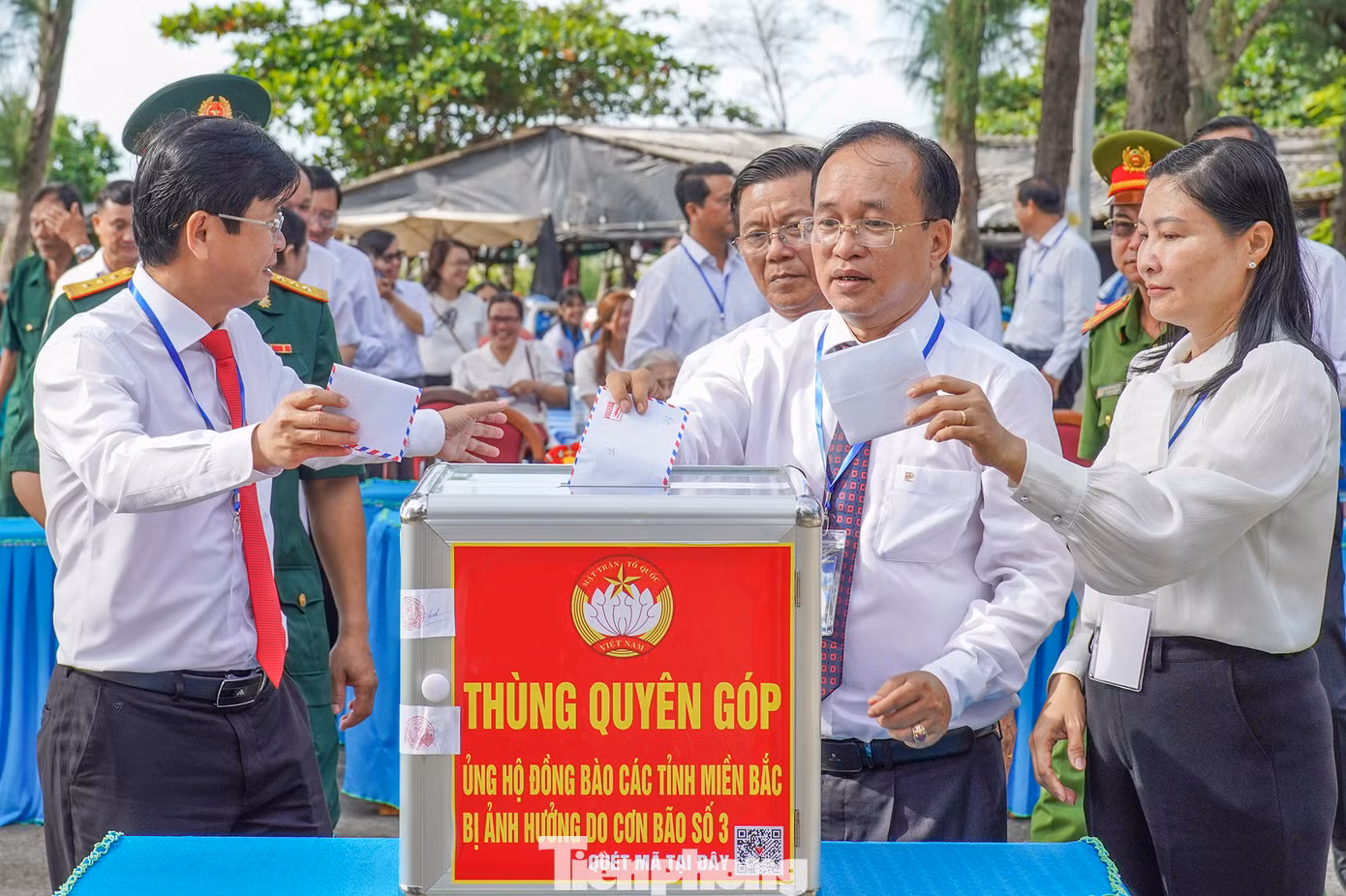 Ông Nguyễn Phước Hưng (thứ hai từ phải sang) - Bí thư Huyện ủy Cần Giờ, Trưởng ban chỉ đạo Lễ hội Nghinh Ông Cần Giờ 2024 - phát động quyên góp ủng hộ đồng bào các tỉnh miền Bắc bị ảnh hưởng bởi cơn bão YAGI.