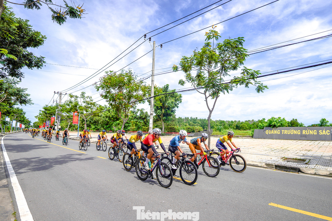 Các đội chia thành 2 lượt đấu lần lượt 4 vòng và 8 vòng đua quanh thị trấn Cần Thạnh. Trong ảnh, các tay đua đang bứt tốc trên cung đường Duyên Hải, đi qua Quảng trường Rừng Sác, Nghĩa trang liệt sĩ Rừng Sác...