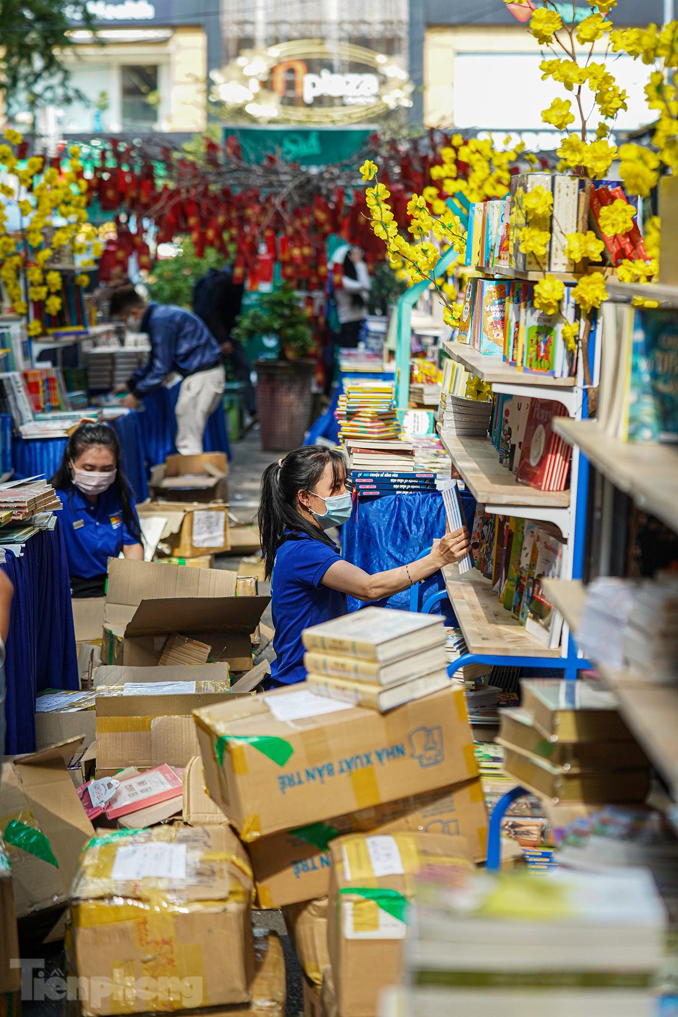 Không khí làm việc của nhân viên nhà sách Phương Nam hết sức khẩn trương. Không khí làm việc của nhân viên nhà sách Phương Nam hết sức khẩn trương.