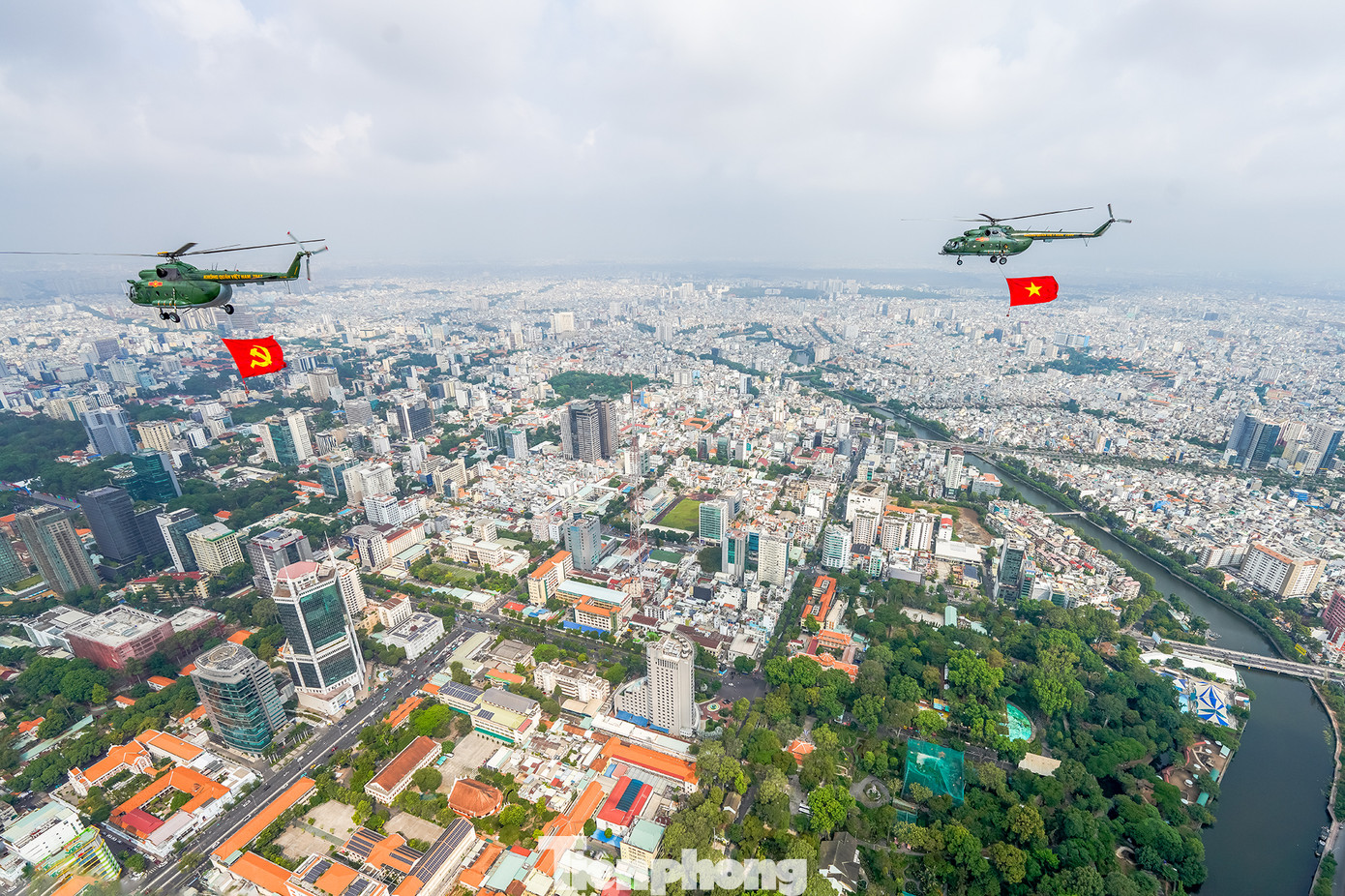 Biên đội bay bên trên tháp Đài truyền hình TPHCM, Thảo Cầm Viên... điểm bắt đầu của đường Lê Duẩn.