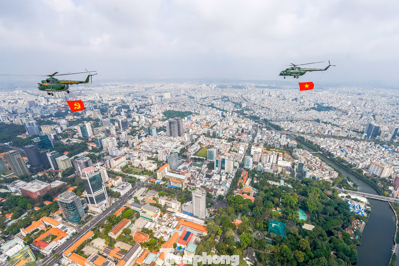 Biên đội bay bên trên tháp Đài truyền hình TPHCM, Thảo Cầm Viên... điểm bắt đầu của đường Lê Duẩn.