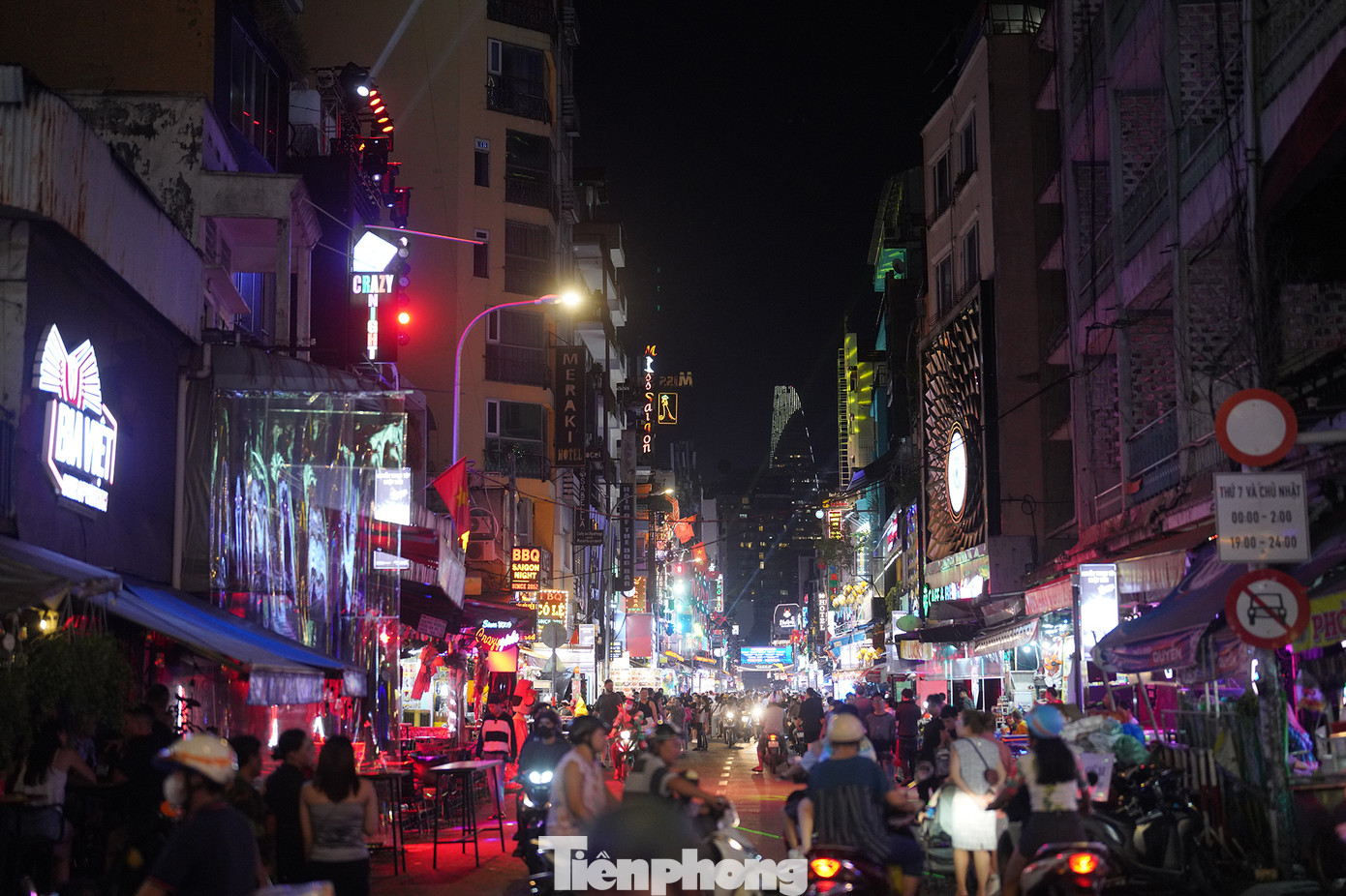 Từ sau 20h, khu vực phố đi bộ Bùi Viện nhộn nhịp hẳn khi nhiều du khách chọn tới đây chơi dịp Halloween.