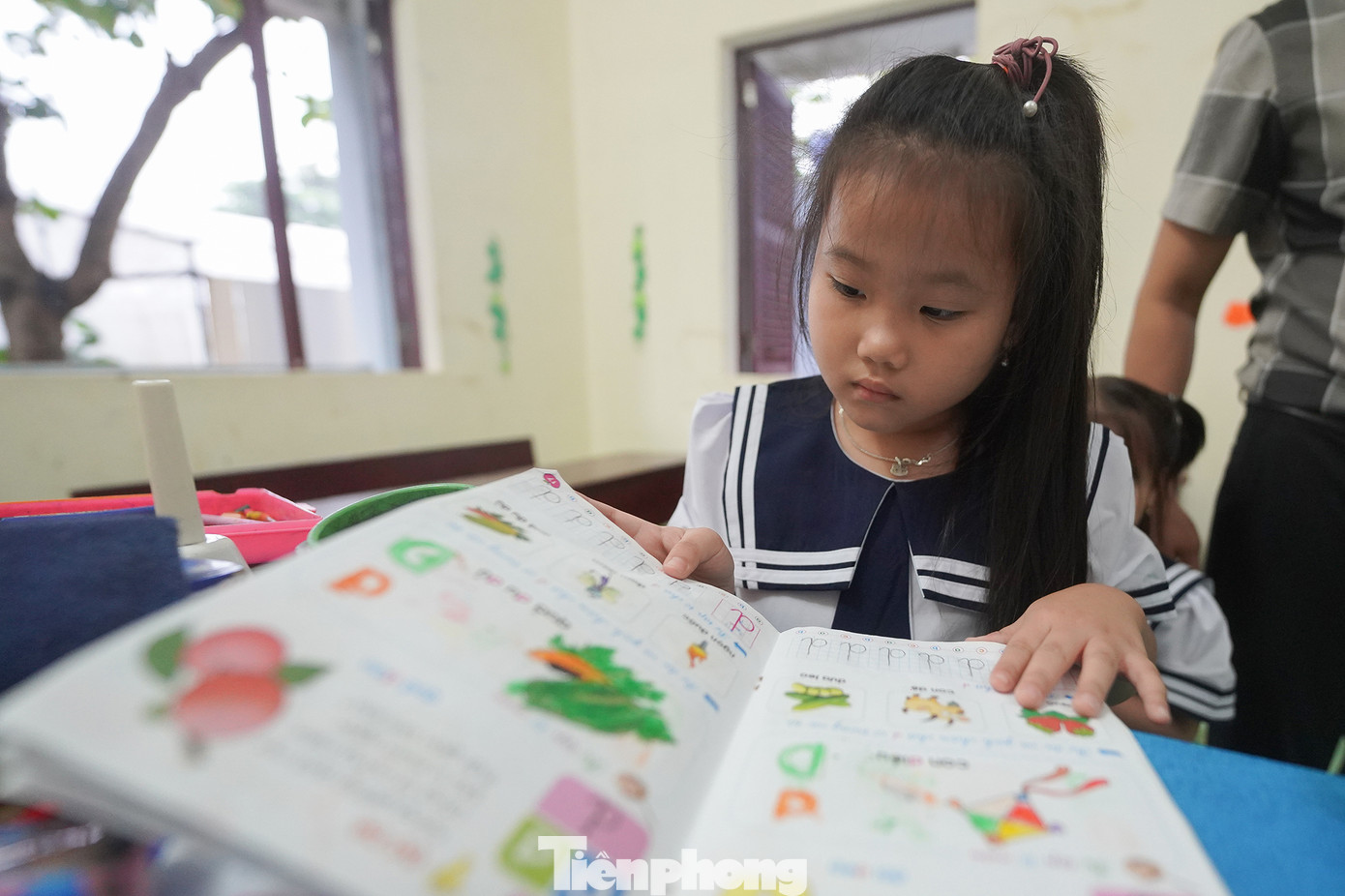 Thầy Truyền luôn cảm thấy vui vẻ và hạnh phúc khi được cống hiến niềm đam mê và sức trẻ của mình cho sự nghiệp gieo chữ ở dải đất thiêng liêng của tổ quốc, đảo nhỏ giữa biển khơi 4 mùa sóng vỗ này.