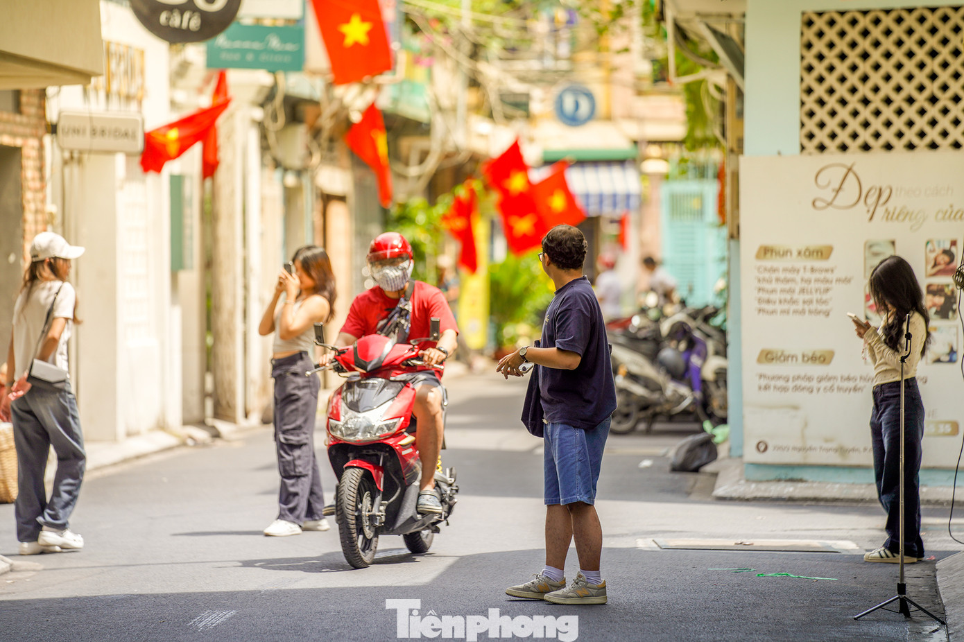 Cờ đỏ sao vàng phủ rực rỡ trên các con hẻm dọc tuyến đường Nguyễn Trọng Tuyển (quận Phú Nhuận), thu hút nhiều bạn trẻ đến chụp ảnh. Cờ đỏ sao vàng phủ rực rỡ trên các con hẻm dọc tuyến đường Nguyễn Trọng Tuyển (quận Phú Nhuận), thu hút nhiều bạn trẻ đến chụp ảnh.