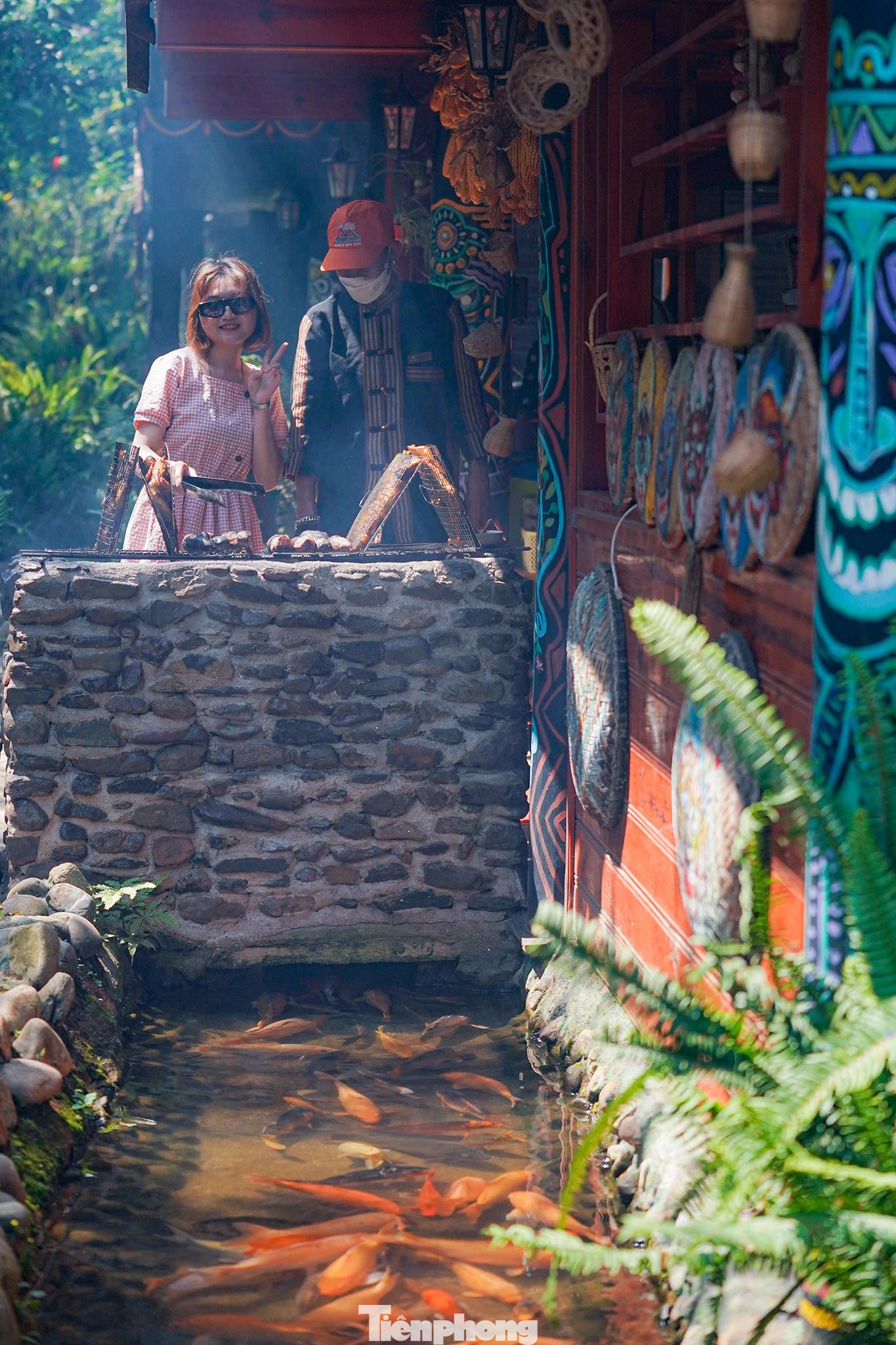 "Cách thiết kế bếp ăn ở trên, dòng suối cá bơi tung tăng bên dưới em từng thấy ở bên Nhật. Đến đây thấy kiểu thiết kế theo kiểu môi trường cộng sinh này em khá ấn tượng. Em hỏi chú đầu bếp người dân tộc cách nướng gà, chú vui vẻ và chỉ rất nhiệt tình. Vừa nướng gà, vừa ngắm cá Koi bơi bên dưới, tự nhiên thấy thoải mái tâm trí lắm", bạn Lê Thị Thuỳ Trang (TP. Đà Lạt) chia sẻ. "Cách thiết kế bếp ăn ở trên, dòng suối cá bơi tung tăng bên dưới em từng thấy ở bên Nhật. Đến đây thấy kiểu thiết kế theo kiểu môi trường cộng sinh này em khá ấn tượng. Em hỏi chú đầu bếp người dân tộc cách nướng gà, chú vui vẻ và chỉ rất nhiệt tình. Vừa nướng gà, vừa ngắm cá Koi bơi bên dưới, tự nhiên thấy thoải mái tâm trí lắm", bạn Lê Thị Thuỳ Trang (TP. Đà Lạt) chia sẻ.