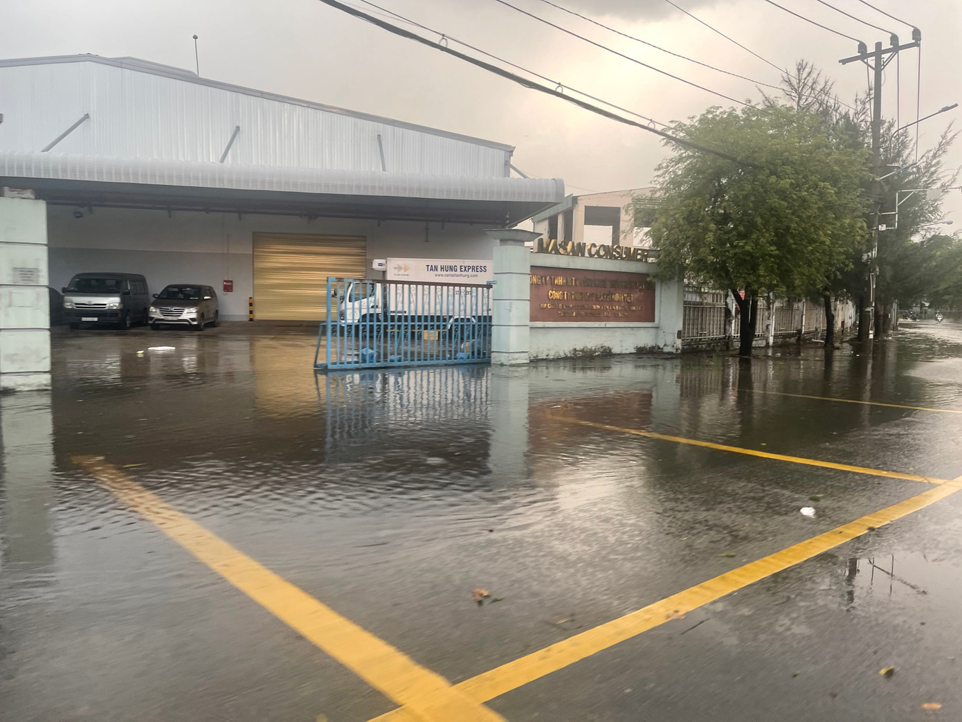 Nước ngập trắng khuôn viên một công ty. Nước ngập trắng khuôn viên một công ty.