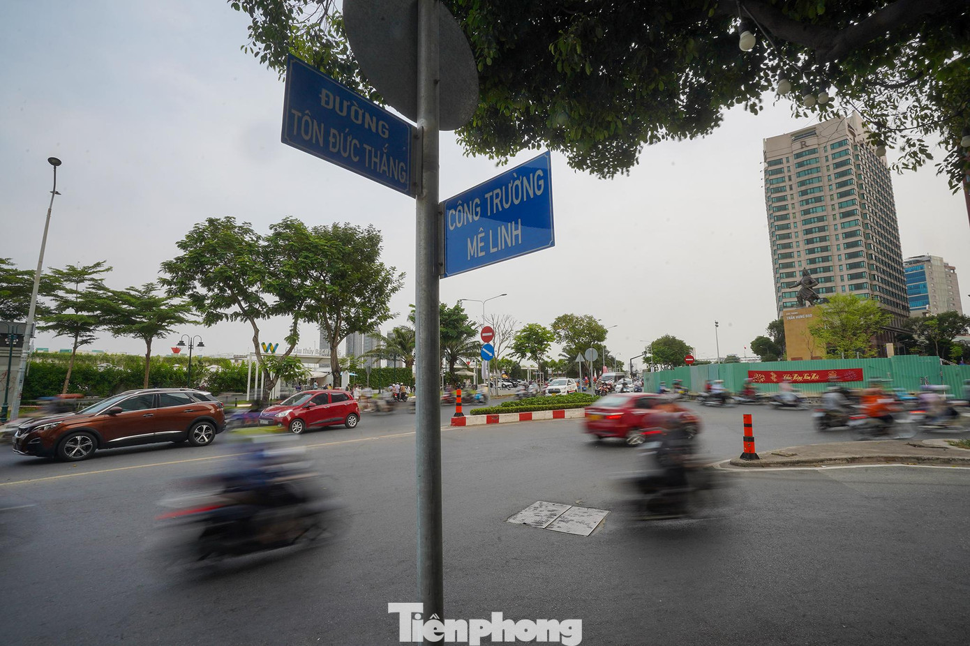 Từ góc đường Tôn Đức Thắng- Công trường Mê Linh, du khách có thể định hình luôn cung đường tham quan trung tâm thành phố khi bên kia đường là bến tàu buýt Sài Gòn. Từ góc đường Tôn Đức Thắng- Công trường Mê Linh, du khách có thể định hình luôn cung đường tham quan trung tâm thành phố khi bên kia đường là bến tàu buýt Sài Gòn.