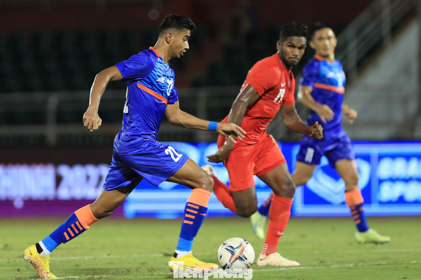 Ashique Kuruniyan ghi bàn gỡ hòa 1-1 cho Ấn Độ từ một pha phản công ở cuối hiệp 1. Kết quả 1-1 phản ánh đúng màn trình diễn của hai đội. Singapore chơi tự tin trước đối thủ được đánh giá cao hơn. Tuy nhiên, Ấn Độ vẫn có chất lượng nhân sự tốt hơn và các ngôi sao hàng đầu của họ biết cách tỏa sáng đúng lúc. Sang hiệp 2, Ấn Độ chủ động cầm bóng và dồn ép đối thủ hơn so với hiệp một. Đội bóng của HLV Igor Stimac không giấu ý định kiếm trọn 3 điểm ở trận này nhưng không thành công và chấp nhận chia điểm với Singapore. Ashique Kuruniyan ghi bàn gỡ hòa 1-1 cho Ấn Độ từ một pha phản công ở cuối hiệp 1. Kết quả 1-1 phản ánh đúng màn trình diễn của hai đội. Singapore chơi tự tin trước đối thủ được đánh giá cao hơn. Tuy nhiên, Ấn Độ vẫn có chất lượng nhân sự tốt hơn và các ngôi sao hàng đầu của họ biết cách tỏa sáng đúng lúc. Sang hiệp 2, Ấn Độ chủ động cầm bóng và dồn ép đối thủ hơn so với hiệp một. Đội bóng của HLV Igor Stimac không giấu ý định kiếm trọn 3 điểm ở trận này nhưng không thành công và chấp nhận chia điểm với Singapore.