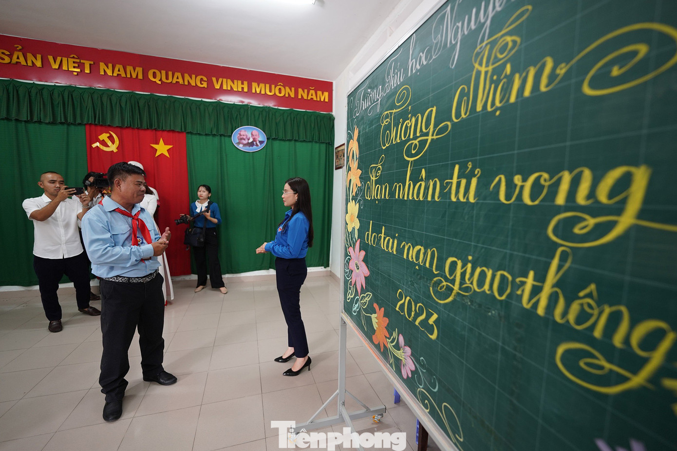 Thông qua các hoạt động ngoại khóa, thầy và trò, Hội đồng đội trường lan tỏa thông điệp yêu thương, lồng ghép giáo dục đến các em học sinh. Thông qua các hoạt động ngoại khóa, thầy và trò, Hội đồng đội trường lan tỏa thông điệp yêu thương, lồng ghép giáo dục đến các em học sinh.