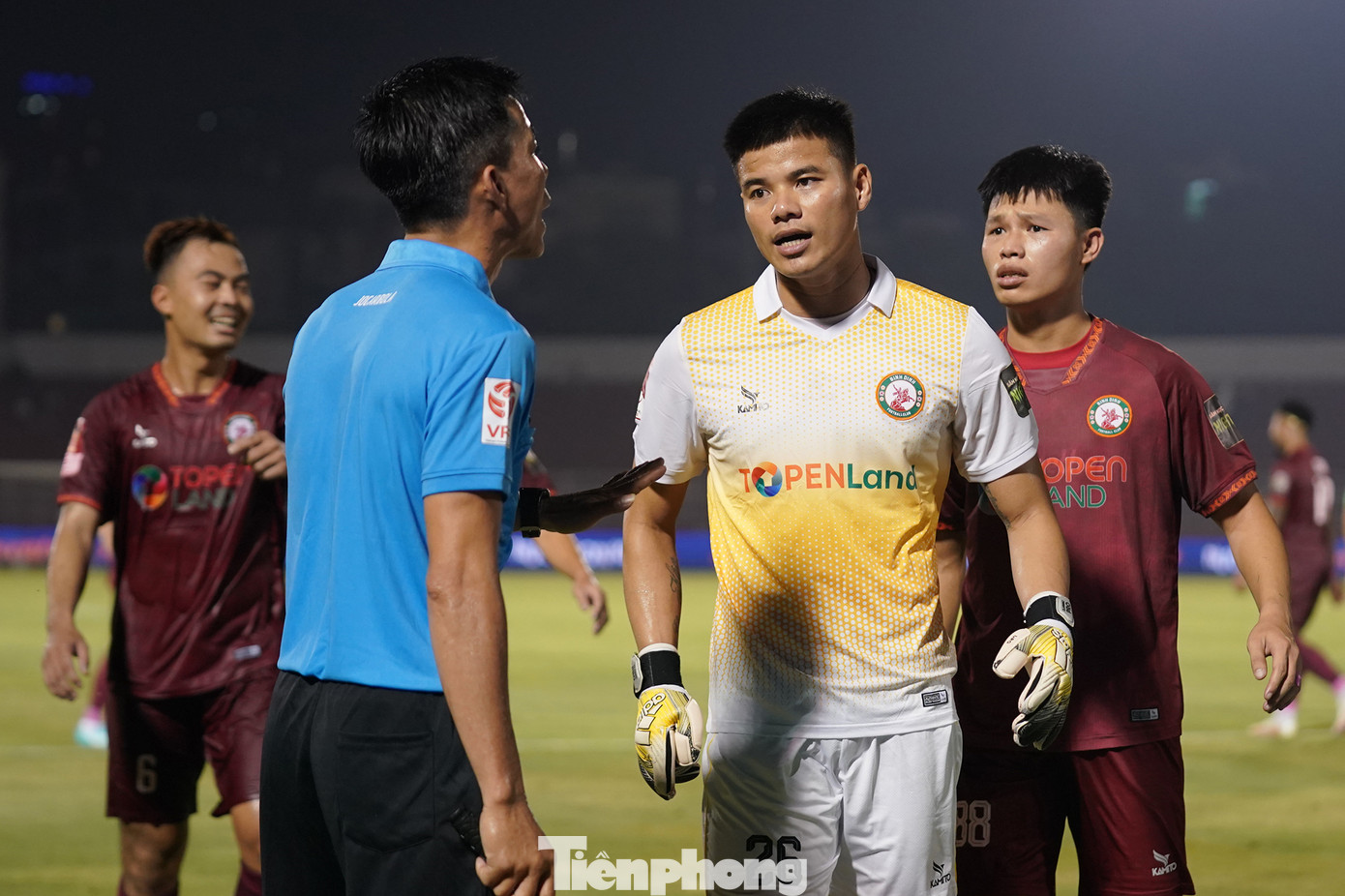 Sau khi trọng tài chính thay đổi quyết định cho TPHCM hưởng quả phạt 11m, cầu thủ Bình Định lao vào trọng tài Trung "nói lý lẽ". Sau khi trọng tài chính thay đổi quyết định cho TPHCM hưởng quả phạt 11m, cầu thủ Bình Định lao vào trọng tài Trung "nói lý lẽ".