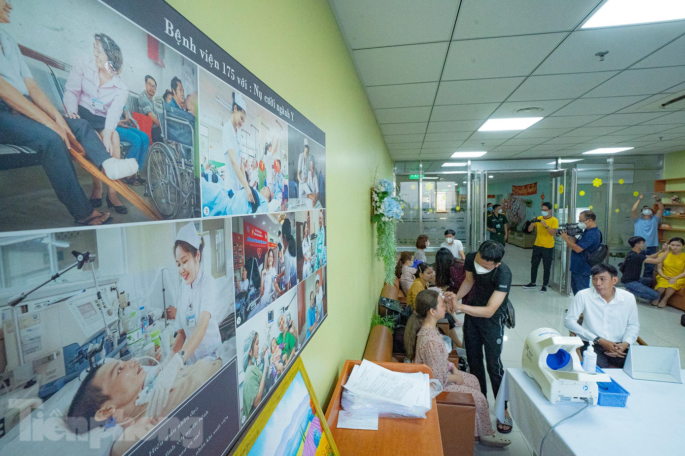 Trước lễ cưới tập thể, các cặp đôi phải chuẩn bị chụp ảnh nên từ sáng sớm đã có mặt để trang điểm. Trước lễ cưới tập thể, các cặp đôi phải chuẩn bị chụp ảnh nên từ sáng sớm đã có mặt để trang điểm.