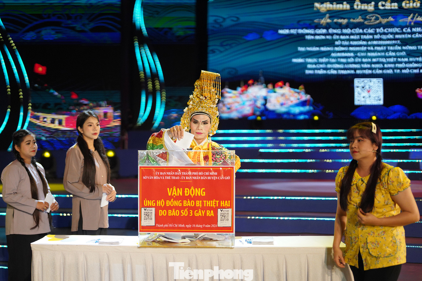 Nghệ sĩ hát bội Thanh Bình (đội mão vua), thuộc nhà hát Nghệ thuật Hát bội TPHCM chia sẻ: "Tôi và anh em trích một phần bồi dưỡng để chia sẻ với đồng bào miền Bắc. Với tinh thần cả nước vì miền Bắc, tôi tin rằng mọi thứ sẽ nhanh phục hồi. Đồng bào miền Bắc không cô đơn vì cả nước đang ở phía sau".