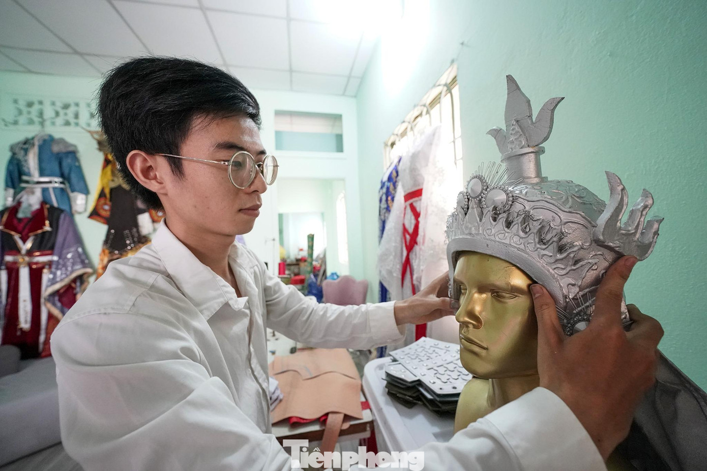 Thời điểm TPHCM căng thẳng vì giãn cách xã hội, Tín chất toàn bộ số trang phục của mình lên xe tải chở về quê, chờ ngày hết dịch.