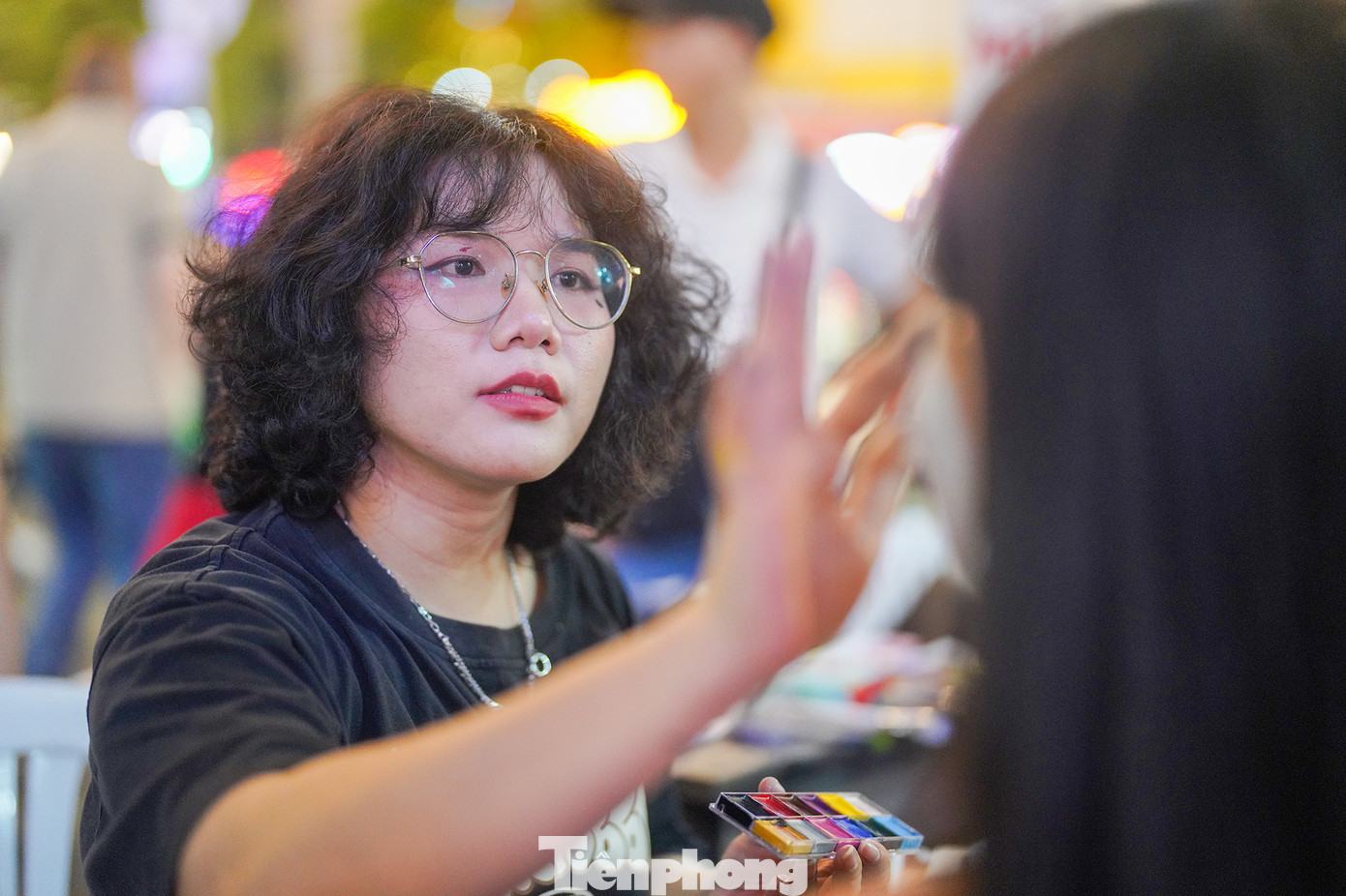 Hoạ sĩ trẻ Tăng Phú Hào cho biết càng về đêm càng đông. Công việc này của Hào có thể kết thúc trước nửa đêm. Nếu vẽ hết công suất, nhóm của Hào có thể thực hiện hơn 100 khách.