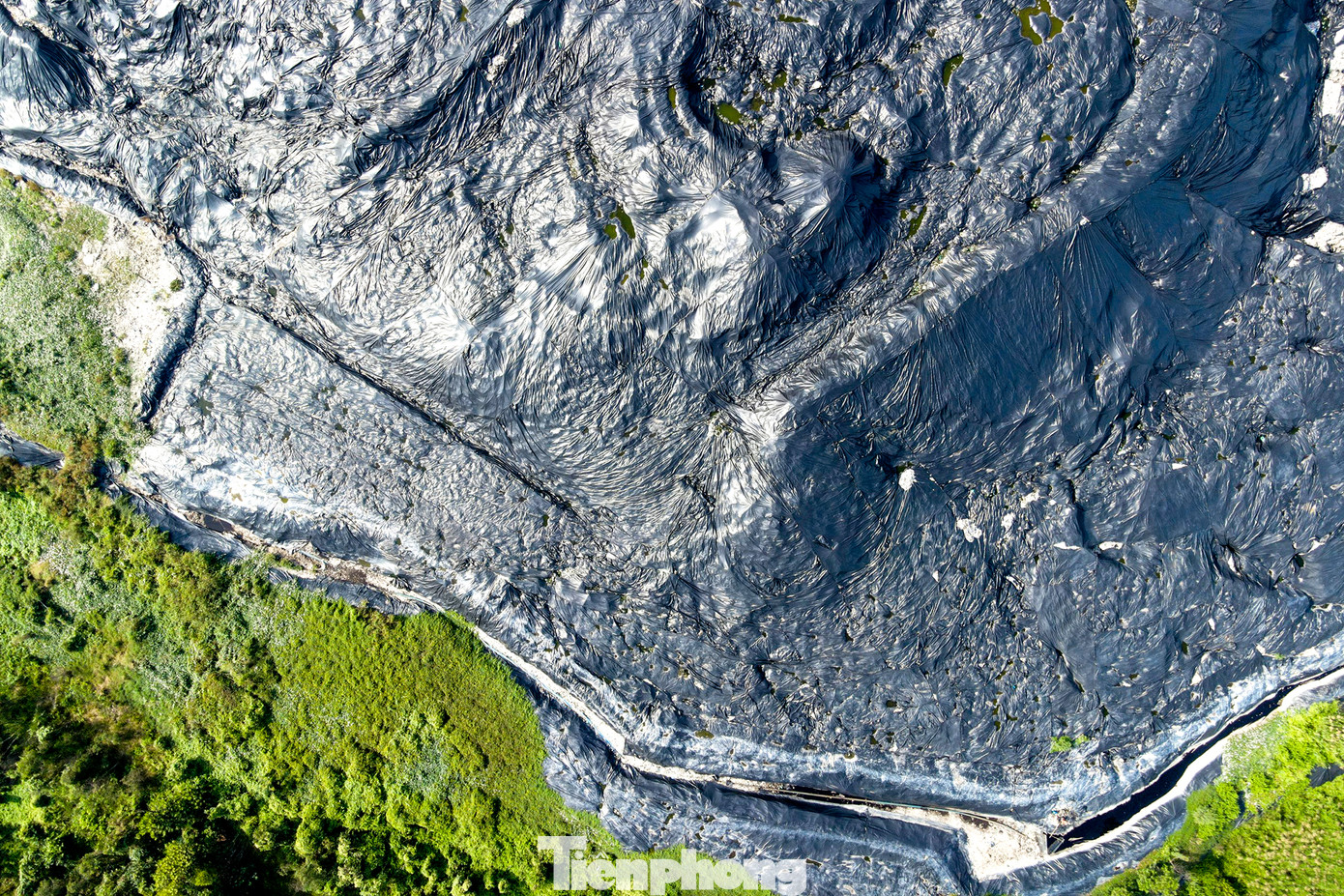 Một góc bãi rác của công ty Vietstar. Một góc bãi rác của công ty Vietstar.