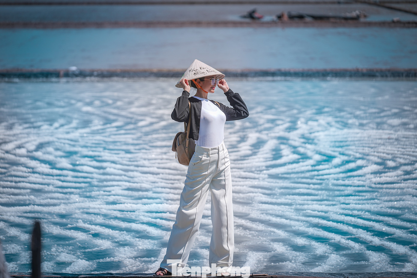 Du khách đang trải nghiệm cào muối cùng các diêm dân.