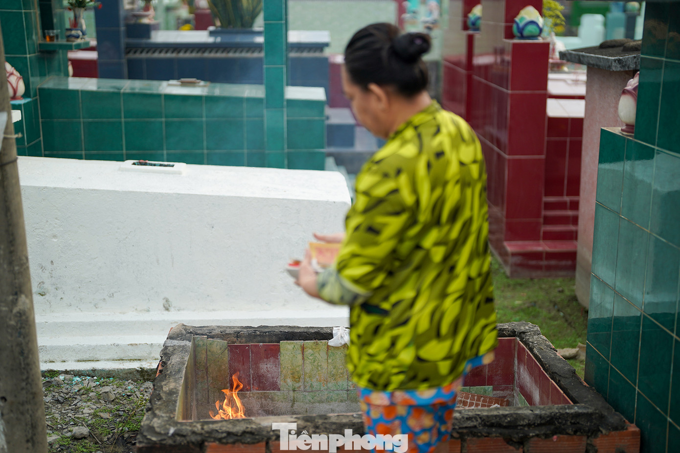 Theo phong tục ở Nam bộ, trước khi tiến hành làm cỏ, sơn phết lại mộ phần, người cao tuổi nhất, có uy tín trong họ sẽ đại diện thắp nhang, đốt đèn, mời rượu, cúng bánh, đốt vàng mã và khấn vái trước khi động mộ. Nhiều gia đình cho rằng, tảo mộ cuối năm cũng là dịp để con cháu được giãi bày tâm sự với ông bà, tổ tiên những chuyện đã xảy ra trong năm. Cho nên, đây không chỉ là phong tục phổ biến của các gia đình mà còn là một hoạt động mang tính dòng tộc rõ nét. Dòng họ sẽ chọn đúng vào ngày chạp họ sau khi anh em trong họ hàng nội tộc gặp mặt cuối năm tại nhà thờ họ để cúng lễ tổ tiên, dọn dẹp, sơn phết, trang hoàng... Theo phong tục ở Nam bộ, trước khi tiến hành làm cỏ, sơn phết lại mộ phần, người cao tuổi nhất, có uy tín trong họ sẽ đại diện thắp nhang, đốt đèn, mời rượu, cúng bánh, đốt vàng mã và khấn vái trước khi động mộ. Nhiều gia đình cho rằng, tảo mộ cuối năm cũng là dịp để con cháu được giãi bày tâm sự với ông bà, tổ tiên những chuyện đã xảy ra trong năm. Cho nên, đây không chỉ là phong tục phổ biến của các gia đình mà còn là một hoạt động mang tính dòng tộc rõ nét. Dòng họ sẽ chọn đúng vào ngày chạp họ sau khi anh em trong họ hàng nội tộc gặp mặt cuối năm tại nhà thờ họ để cúng lễ tổ tiên, dọn dẹp, sơn phết, trang hoàng...