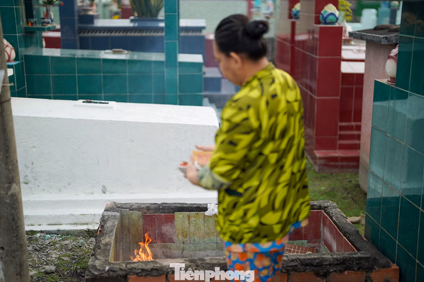 Theo phong tục ở Nam bộ, trước khi tiến hành làm cỏ, sơn phết lại mộ phần, người cao tuổi nhất, có uy tín trong họ sẽ đại diện thắp nhang, đốt đèn, mời rượu, cúng bánh, đốt vàng mã và khấn vái trước khi động mộ. Nhiều gia đình cho rằng, tảo mộ cuối năm cũng là dịp để con cháu được giãi bày tâm sự với ông bà, tổ tiên những chuyện đã xảy ra trong năm. Cho nên, đây không chỉ là phong tục phổ biến của các gia đình mà còn là một hoạt động mang tính dòng tộc rõ nét. Dòng họ sẽ chọn đúng vào ngày chạp họ sau khi anh em trong họ hàng nội tộc gặp mặt cuối năm tại nhà thờ họ để cúng lễ tổ tiên, dọn dẹp, sơn phết, trang hoàng...