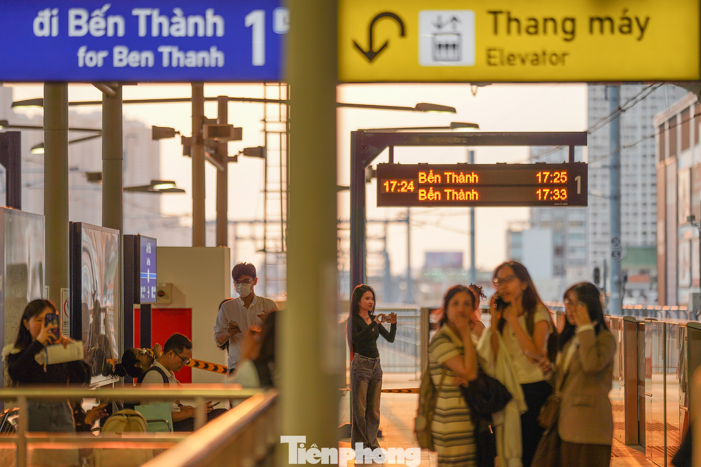 Chụp ảnh hoàng hôn cùng bối cảnh tàu metro Bến Thành - Suối Tiên đang được các bạn trẻ đua nhau &quot;bắt trend&quot;.