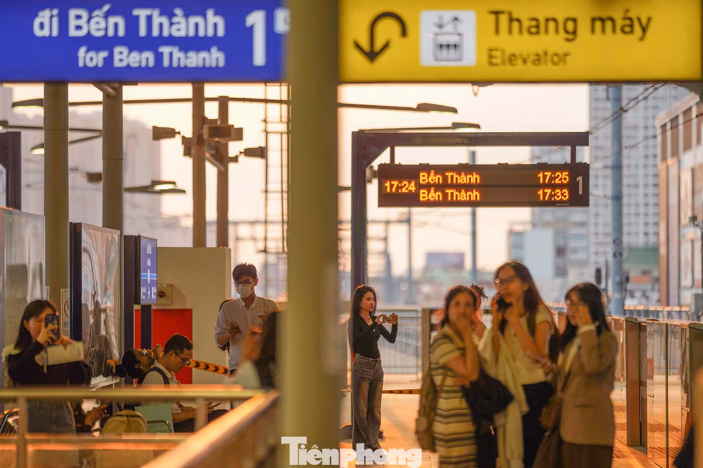 Chụp ảnh hoàng hôn cùng bối cảnh tàu metro Bến Thành - Suối Tiên đang được các bạn trẻ đua nhau "bắt trend".