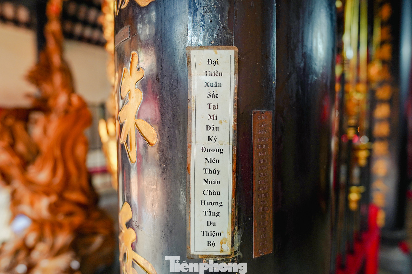 Các câu đối trên liễn đều được phiên âm. Các câu đối trên liễn đều được phiên âm.