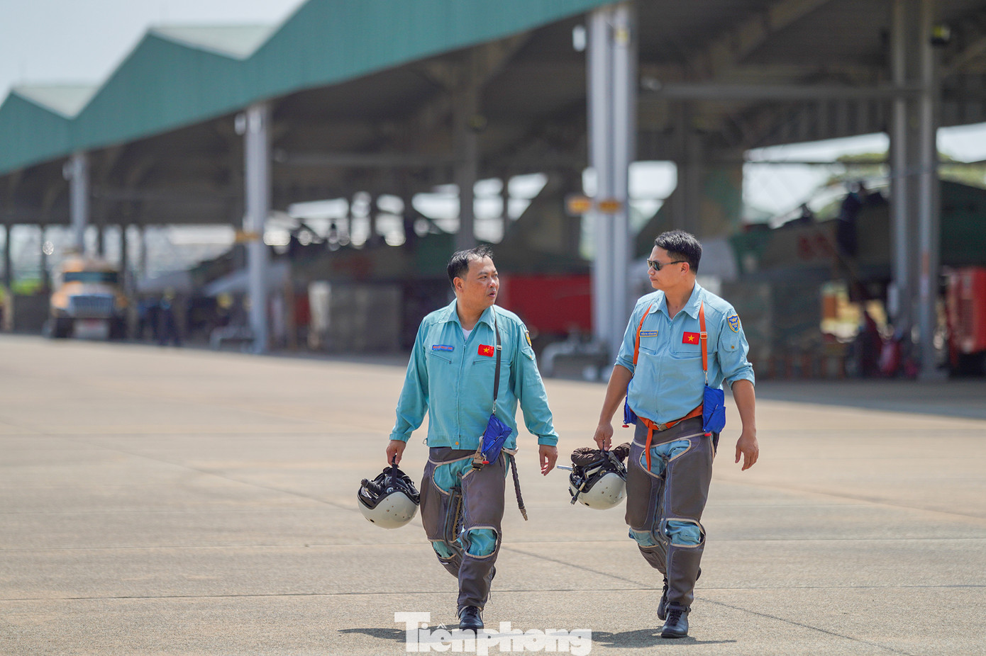 Mỗi chiếc tiêm kích Su-30MK2 có 2 phi công bay tập luyện.