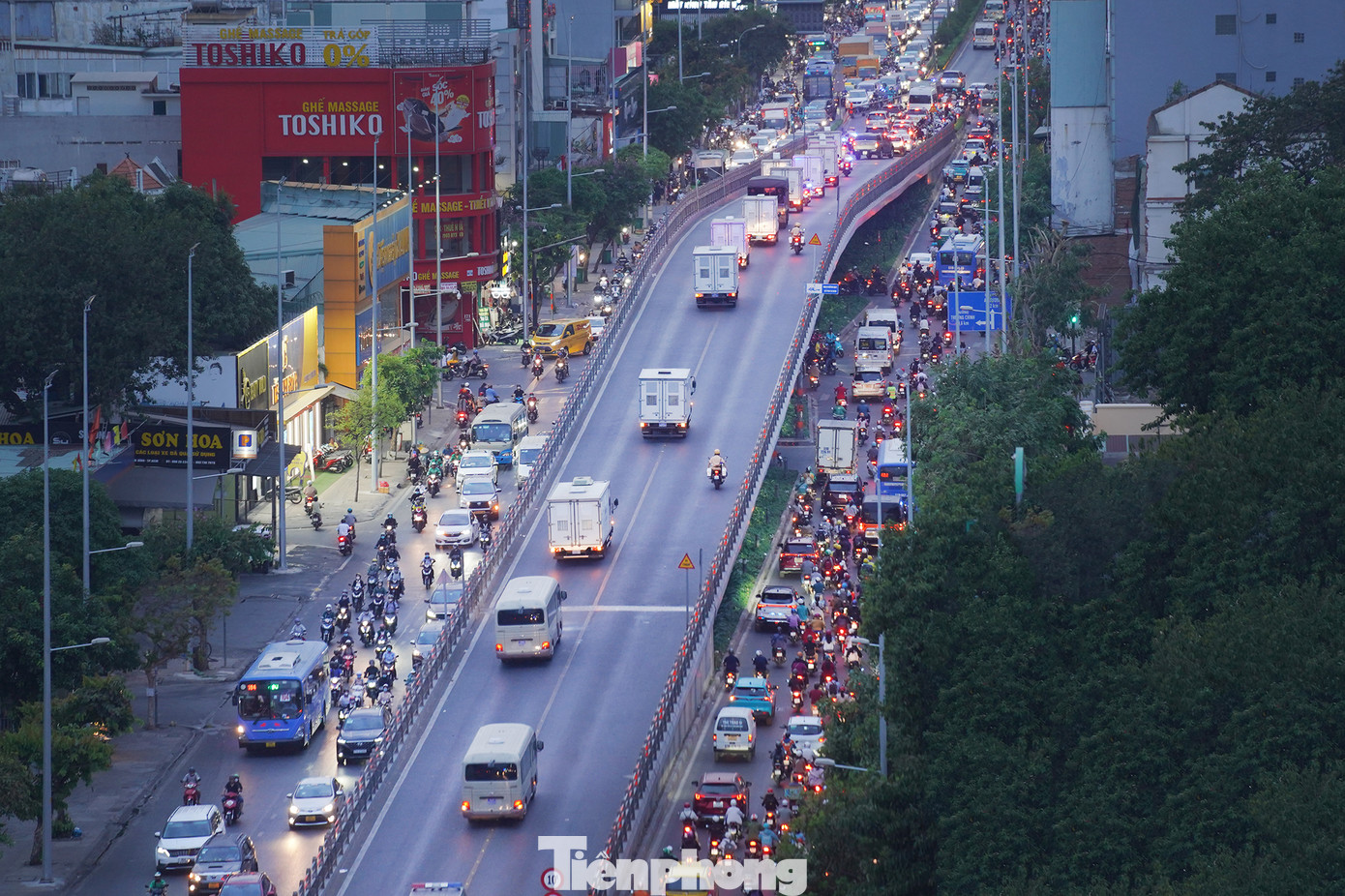 CSGT mở đường trên cầu vượt Hoàng Hoa Thám. Do đoàn xe di chuyển vào giờ tan tầm nên lực lượng mở đường làm việc khá vất vả.