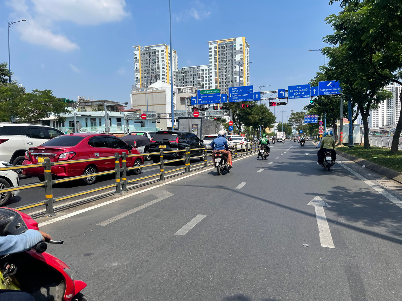 Đại lộ Võ Văn Kiệt cũng xuất hiện dồn ứ phương tiện cả hai chiều. Đại lộ Võ Văn Kiệt cũng xuất hiện dồn ứ phương tiện cả hai chiều.