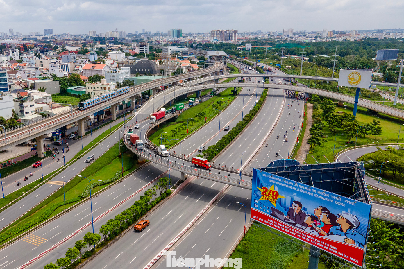 Từ nay đến cuối năm 2023, Ban Quản lý Đường sắt đô thị sẽ cùng đơn vị tư vấn và các nhà thầu Nhật Bản tiếp tục đẩy nhanh tiến độ để hoàn thành cơ bản công tác thi công, sau đó chuyển sang giai đoạn chạy thử và khai thác thử làm cơ sở cho việc đánh giá an toàn hệ thống. Từ nay đến cuối năm 2023, Ban Quản lý Đường sắt đô thị sẽ cùng đơn vị tư vấn và các nhà thầu Nhật Bản tiếp tục đẩy nhanh tiến độ để hoàn thành cơ bản công tác thi công, sau đó chuyển sang giai đoạn chạy thử và khai thác thử làm cơ sở cho việc đánh giá an toàn hệ thống.