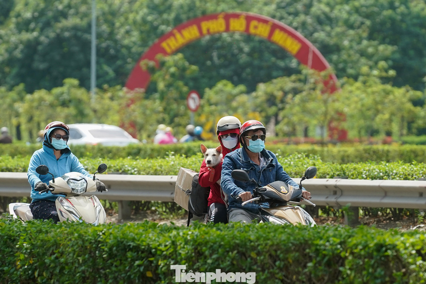 Đối với người miền Tây, ngày Tết là để nghỉ ngơi nên họ thường dành tiền bạc tích lũy được trong năm để đi du lịch, khám phá đây đó với người thân và bạn bè. Mùng Một, mùng Hai, mùng Ba là ba ngày vui chơi, ăn uống, thăm viếng, chúc nhau những điều mới mẻ, tốt lành, sau đó lật đật quay lại với cuộc sống mưu sinh. Đối với người miền Tây, ngày Tết là để nghỉ ngơi nên họ thường dành tiền bạc tích lũy được trong năm để đi du lịch, khám phá đây đó với người thân và bạn bè. Mùng Một, mùng Hai, mùng Ba là ba ngày vui chơi, ăn uống, thăm viếng, chúc nhau những điều mới mẻ, tốt lành, sau đó lật đật quay lại với cuộc sống mưu sinh.