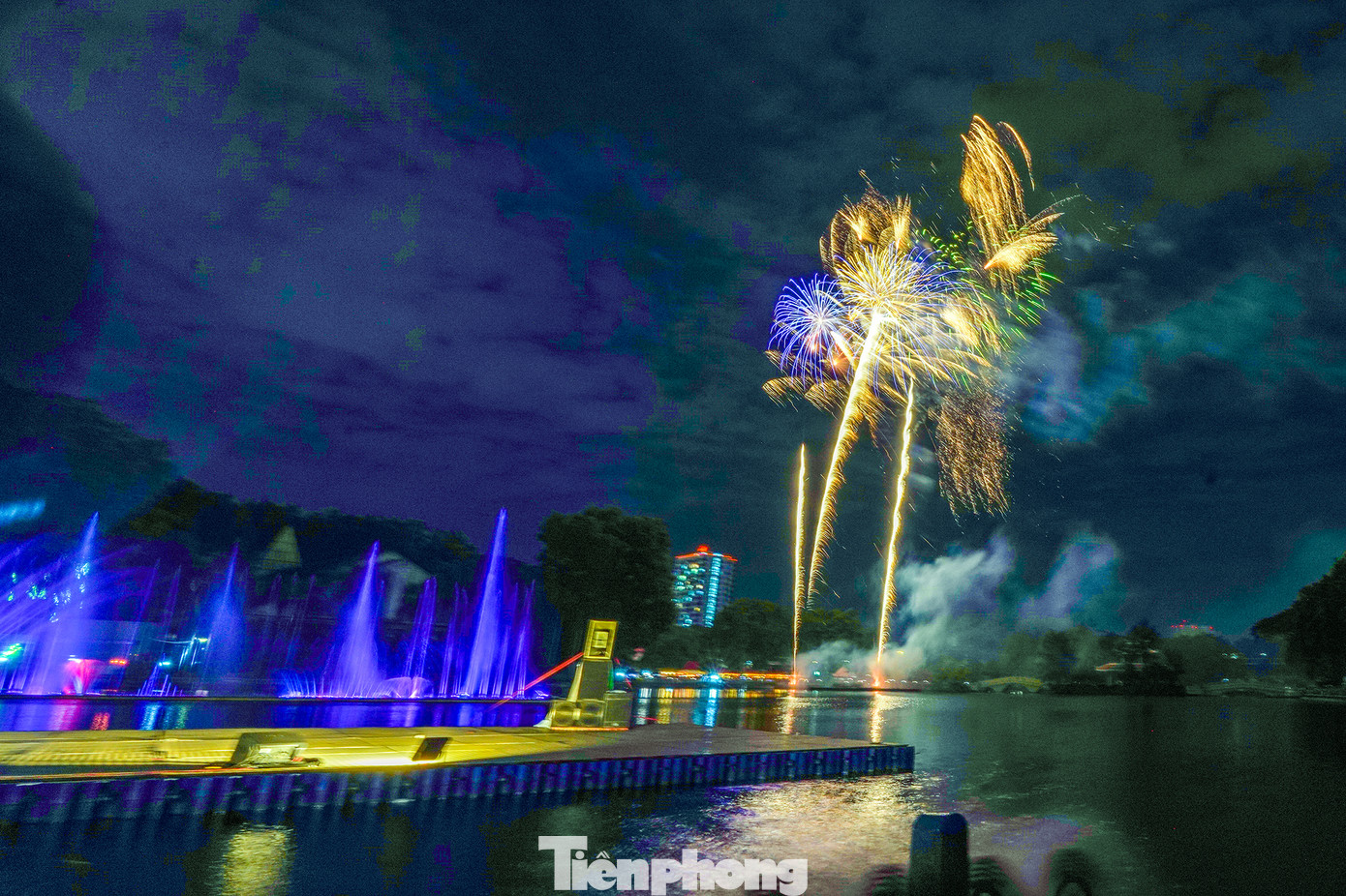 Màn pháo hoa mãn nhãn kéo dài khoảng 15 phút, được bắn lên bầu trời từ giữa khuôn viên Đầm Sen, đã làm bừng sáng cả không gian rộng lớn. Những ánh sáng lung linh, sắc màu rực rỡ đan xen, tạo nên một bức tranh đầy màu sắc trên nền trời đêm.