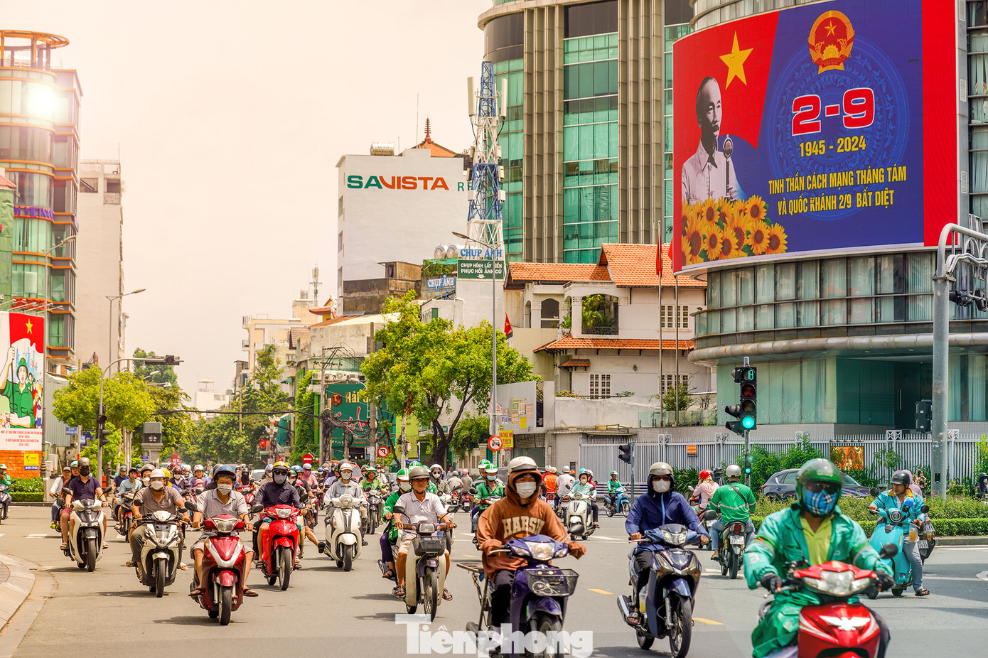 Văn phòng 2 của Quốc hội tại TPHCM lắp màn hình lớn trước toà nhà. Trên cầu Công Lý (quận 3), một pano ngoài trời nổi bật chào mừng Quốc khánh 2/9. Theo Cục An toàn lao động Bộ Lao động – Thương binh và Xã hội, dịp lễ Quốc khánh 2/9 năm nay, cán bộ, công chức, viên chức, người lao động được nghỉ 4 ngày liên tiếp từ thứ Bảy (ngày 31/8) đến hết thứ Ba (ngày 3/9). Văn phòng 2 của Quốc hội tại TPHCM lắp màn hình lớn trước toà nhà. Trên cầu Công Lý (quận 3), một pano ngoài trời nổi bật chào mừng Quốc khánh 2/9. Theo Cục An toàn lao động Bộ Lao động – Thương binh và Xã hội, dịp lễ Quốc khánh 2/9 năm nay, cán bộ, công chức, viên chức, người lao động được nghỉ 4 ngày liên tiếp từ thứ Bảy (ngày 31/8) đến hết thứ Ba (ngày 3/9).