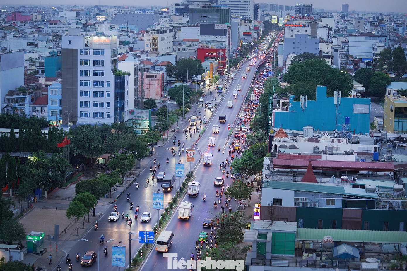 CSGT mở đường trên cầu vượt Hoàng Hoa Thám. Do đoàn xe di chuyển vào giờ tan tầm nên lực lượng mở đường làm việc khá vất vả.