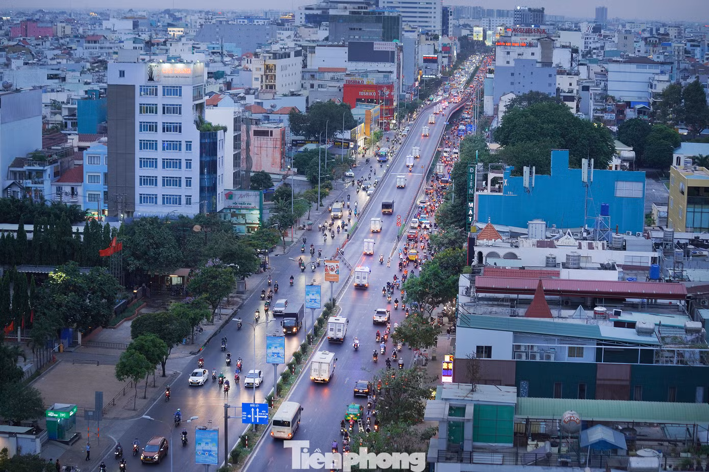 CSGT mở đường trên cầu vượt Hoàng Hoa Thám. Do đoàn xe di chuyển vào giờ tan tầm nên lực lượng mở đường làm việc khá vất vả.