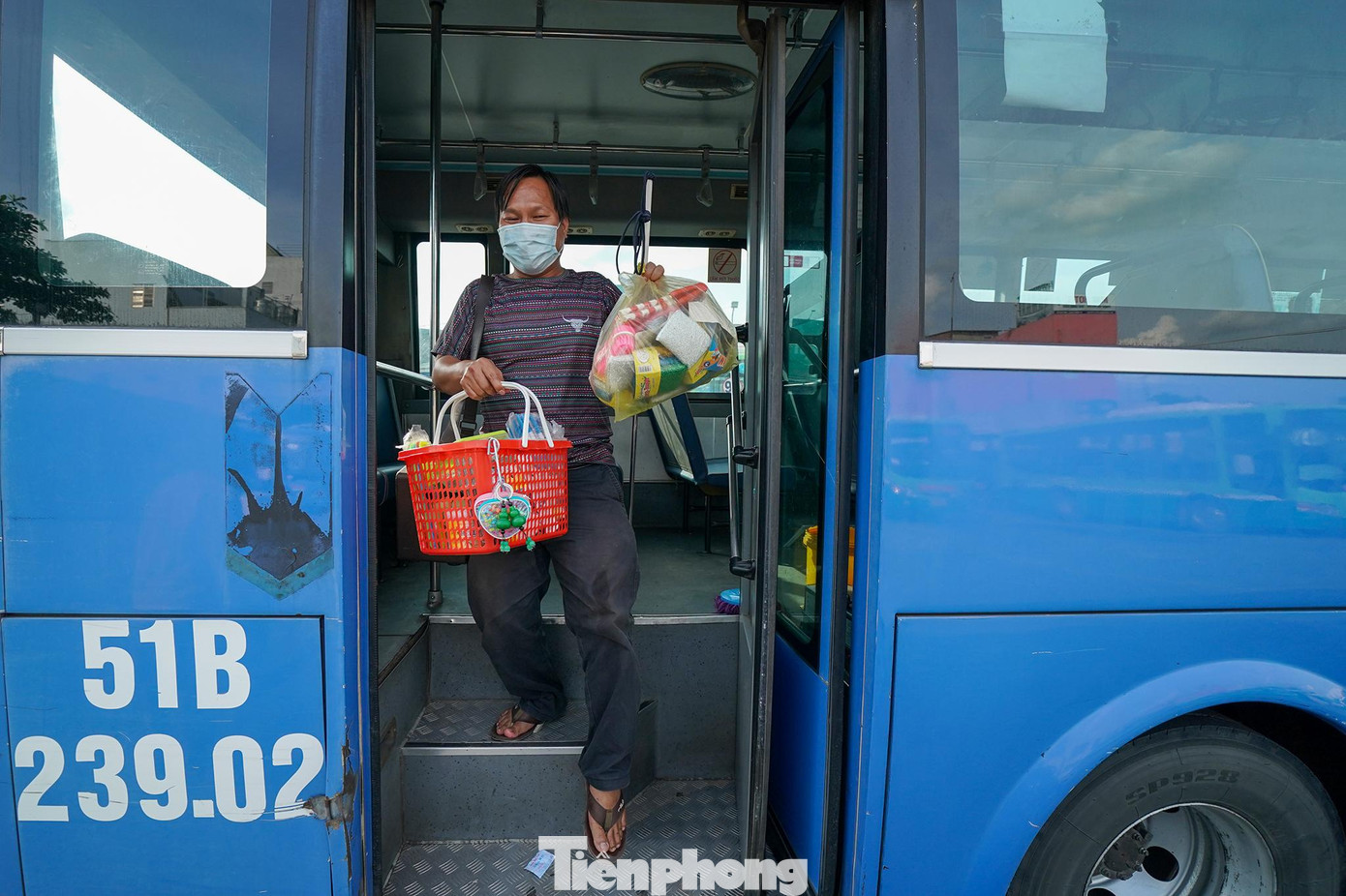 Anh Tấn xuống bến cuối là Củ Chi, sau đó cuốc bộ về nhà trọ cách bến xe Củ Chi khoảng 2km. Mỗi ngày, anh Tấn kiếm được khoảng trên dưới 200.000 đồng.