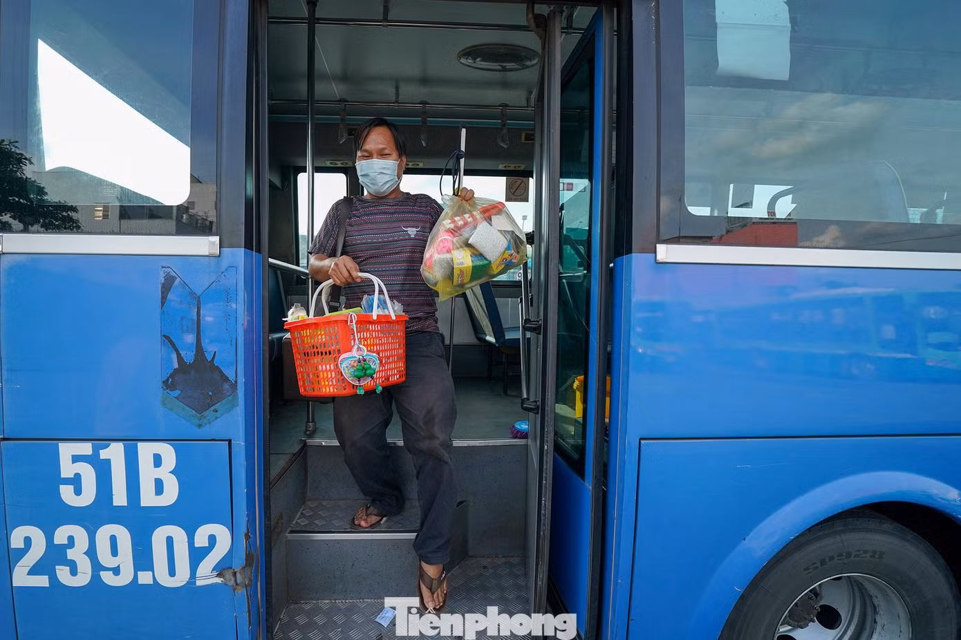 Anh Tấn xuống bến cuối là Củ Chi, sau đó cuốc bộ về nhà trọ cách bến xe Củ Chi khoảng 2km. Mỗi ngày, anh Tấn kiếm được khoảng trên dưới 200.000 đồng.