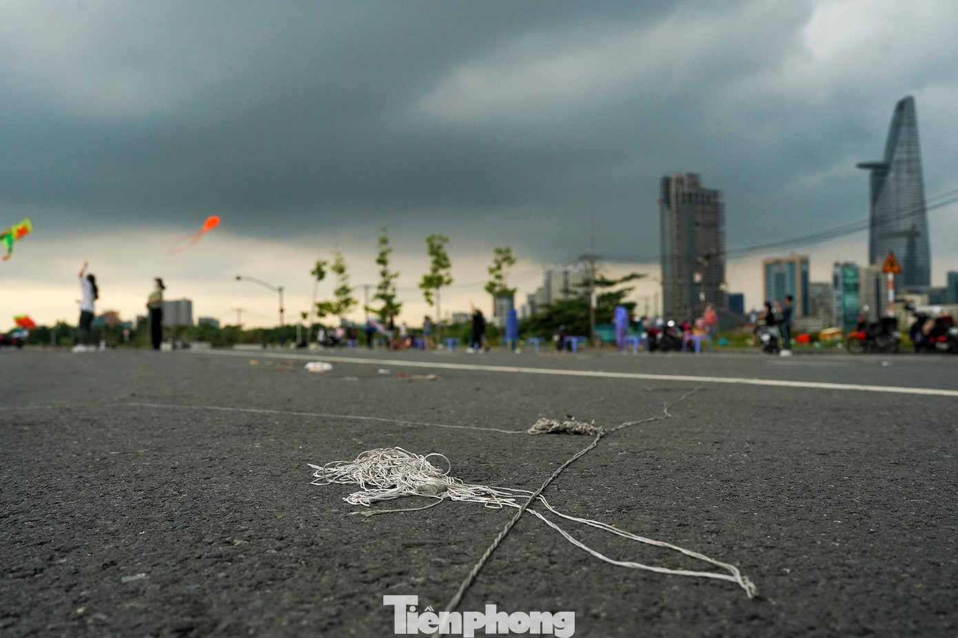 Có người thả diều còn quăng nguyên búi dây ra đường, có thể gây nguy hiểm cho người đi đường. Có người thả diều còn quăng nguyên búi dây ra đường, có thể gây nguy hiểm cho người đi đường.