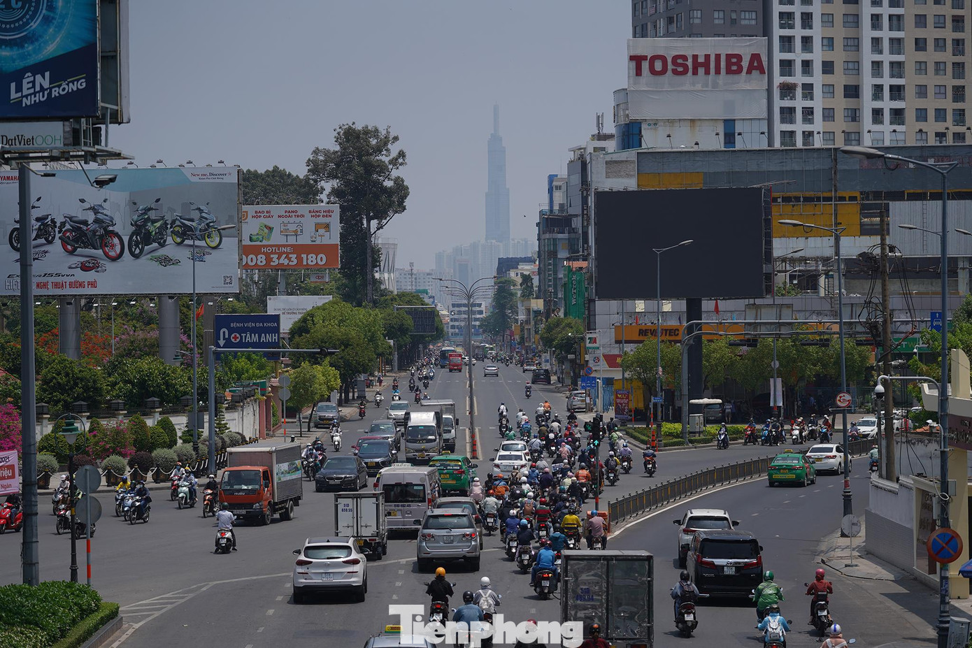 Trưa 19/3, TPHCM ghi nhận thời tiết khá nóng và oi bức. Trưa 19/3, TPHCM ghi nhận thời tiết khá nóng và oi bức.