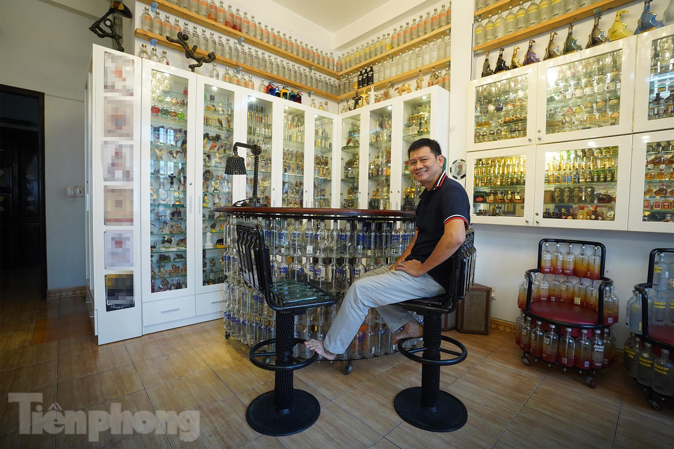 Bước vào ngôi nhà “cho lại” với gần hàng nghìn sản phẩm từ chai lọ của ông Đinh Nguyên Bình (quận Tân Phú, TPHCM) không khỏi bất ngờ với sự khéo léo trong từng món đồ cũng như cảm nhận được tình cảm gia đình ấm áp của chủ nhân ngôi nhà này.