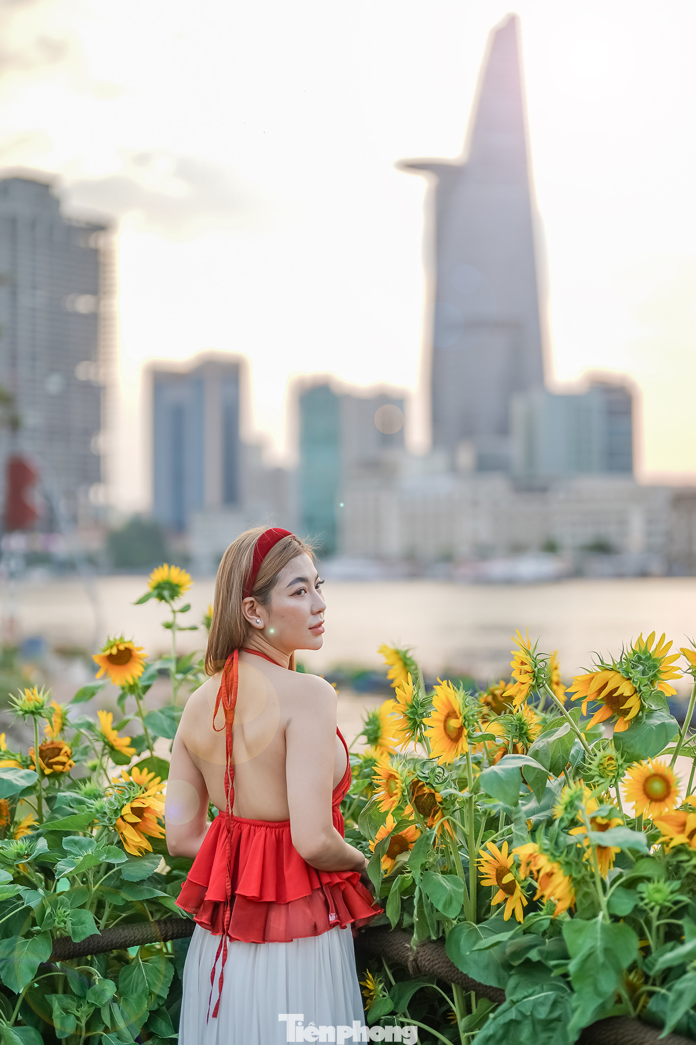 Thả dáng bên vườn hoa hướng dương, chị Tuyết tâm sự: "Cũng lâu rồi chưa ra đây và tôi cũng nghe bạn bè nói rất nhiều về công viên này. Giờ ra mới biết đúng là quá đẹp, nhất là đi lúc ráng chiều"..
