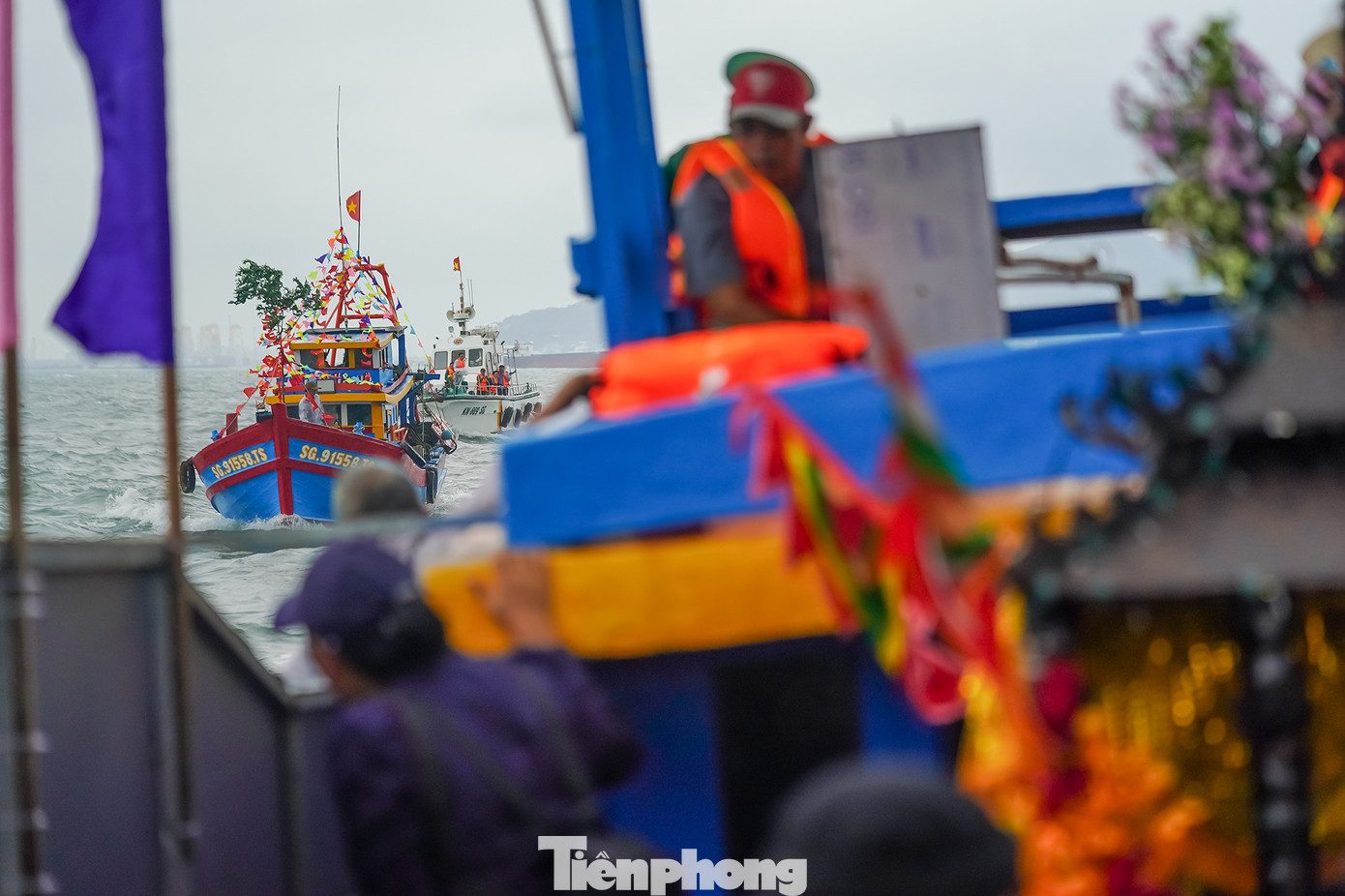 Trên đường quay về, các tàu ngư dân thường mong muốn chạy sát để chạm vào ghe Nghinh Ông lấy may mắn nhưng đều được tổ an ninh chốt chặn, phát loa cảnh báo, không cho tiếp cận.